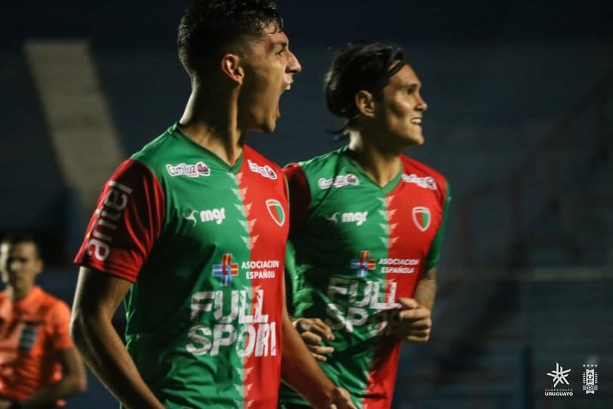 Enzo Larrosa celebra su gol contra Nacional en el Parque Central