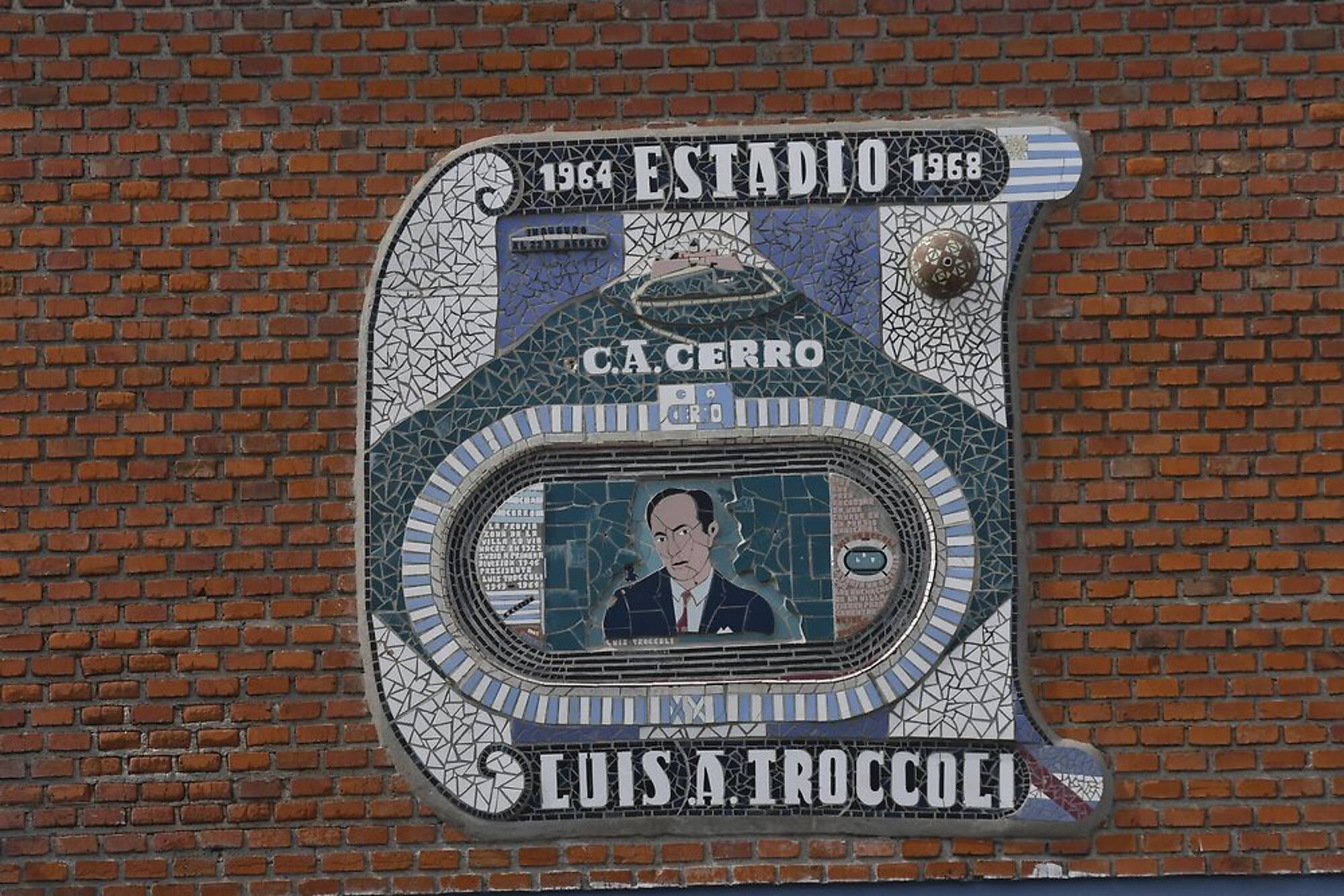 Uno de los azulejos que se ve en la fachada del Tróccoli
