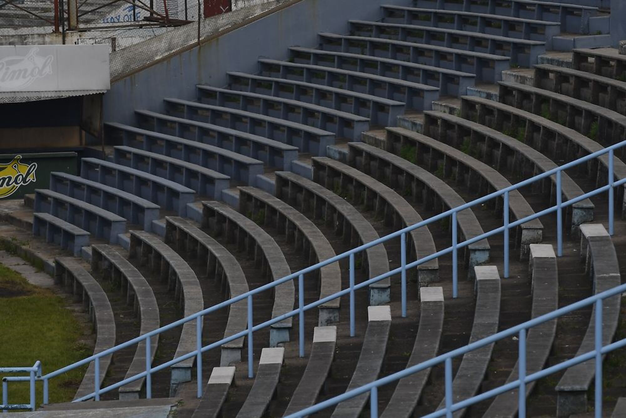 Parte de la tribuna principal del Tróccoli, con sus barandas pintadas