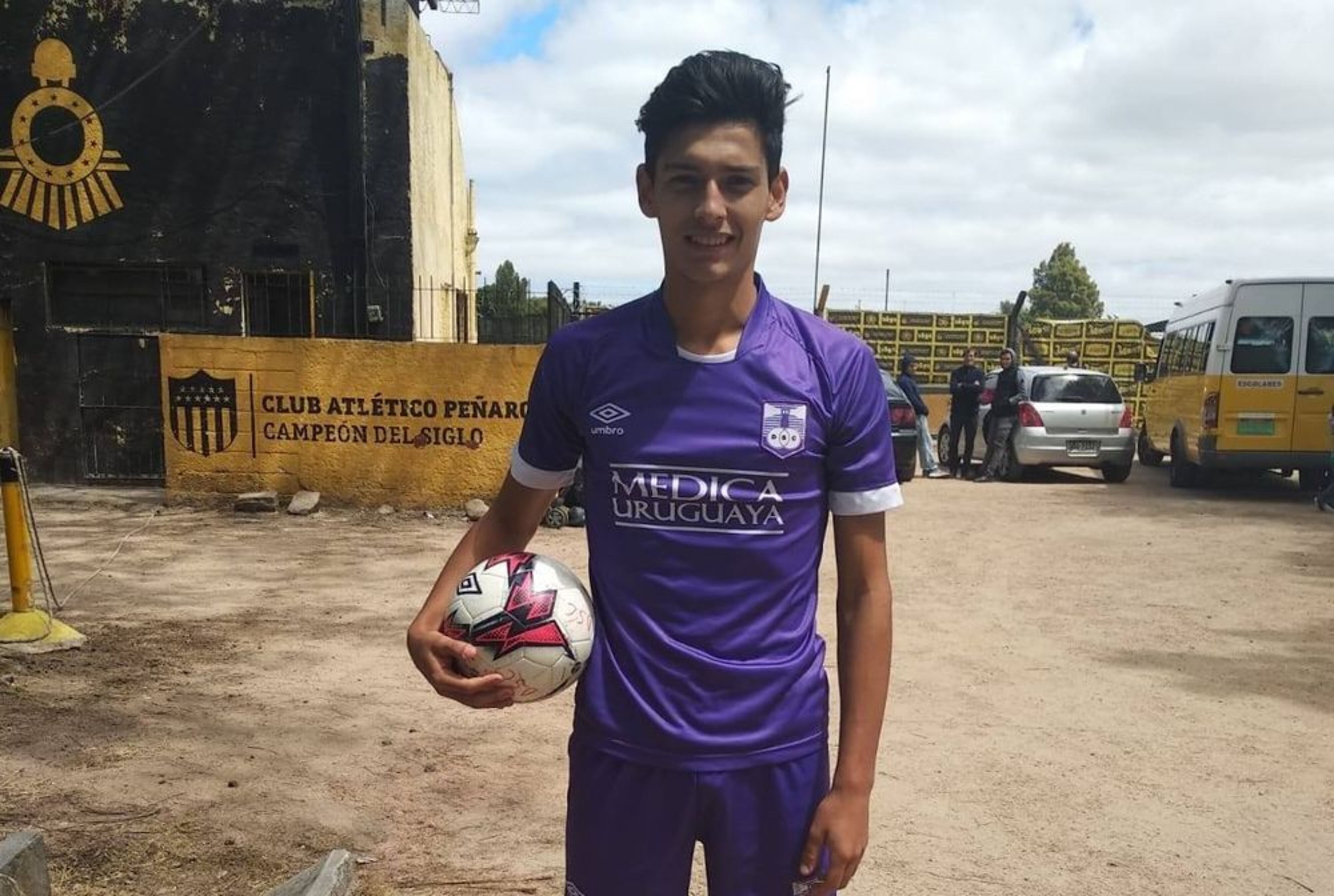 Enzo Larrosa durante su paso por las juveniles de Defensor Sporting