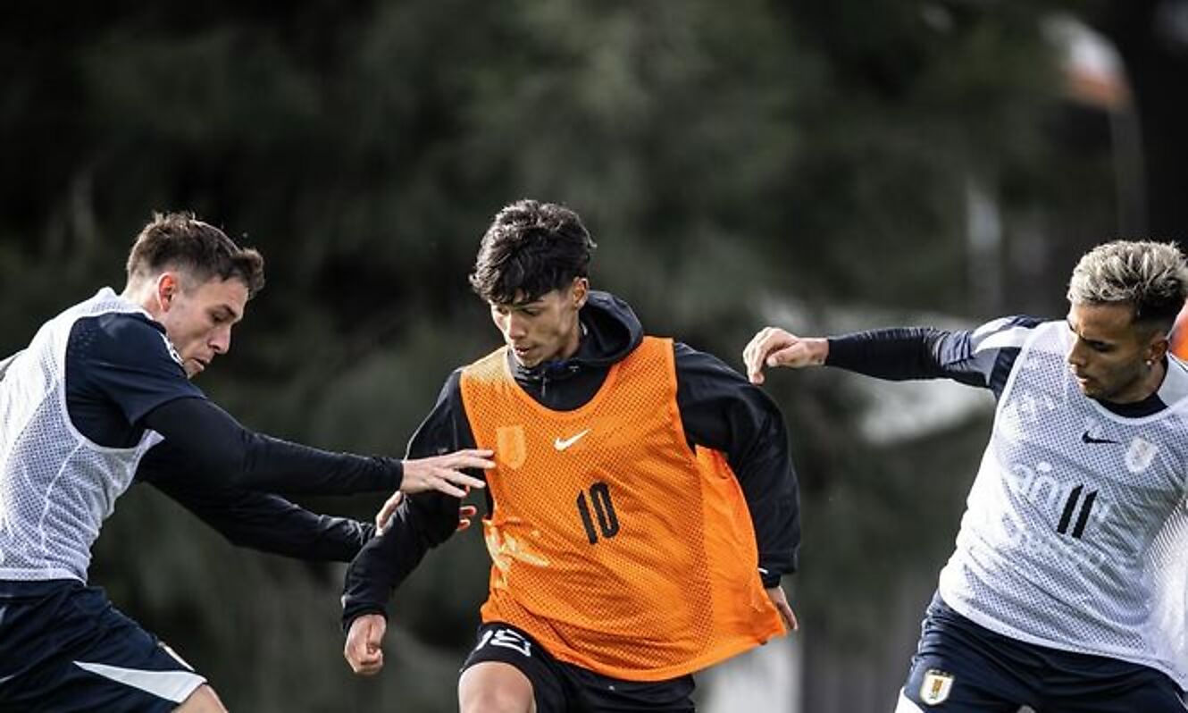 Agustín Dos Santos ante la marca de Manuel Ugarte y Rodrigo Zalazar