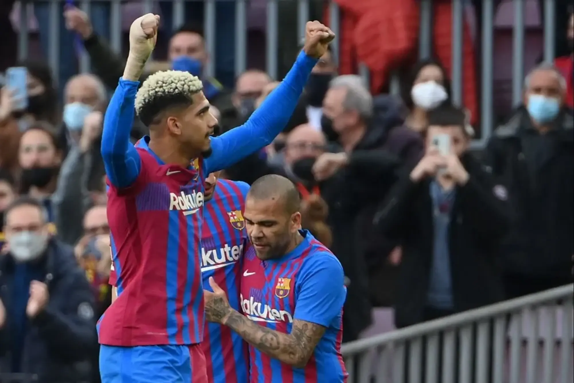 Araujo y Dani Alves en Barcelona