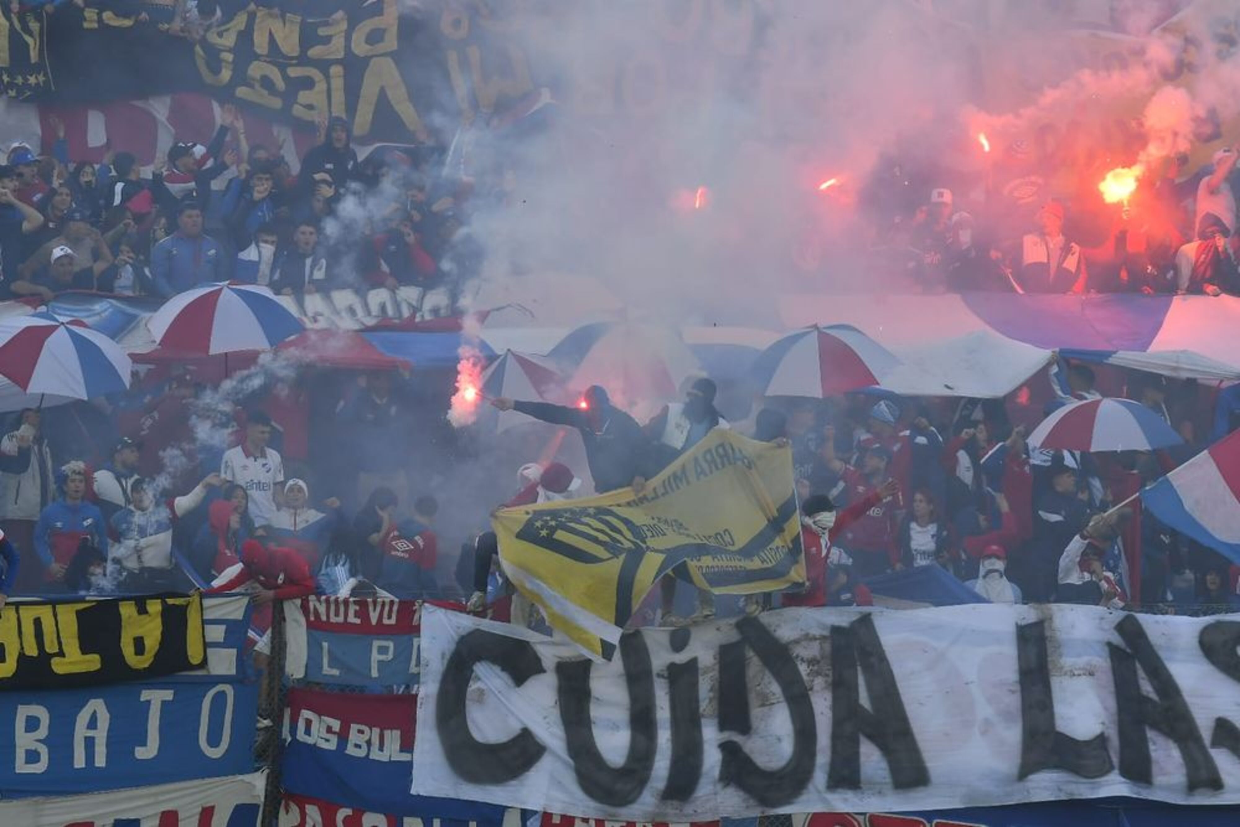 Bandera robada de Peñarol por hinchas de Nacional Bandera robada de Peñarol por hinchas de Nacional
