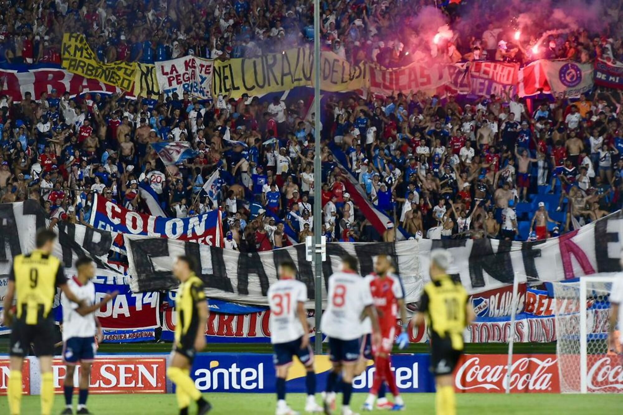 Banderas de Peñarol robadas por la hinchada de Nacional