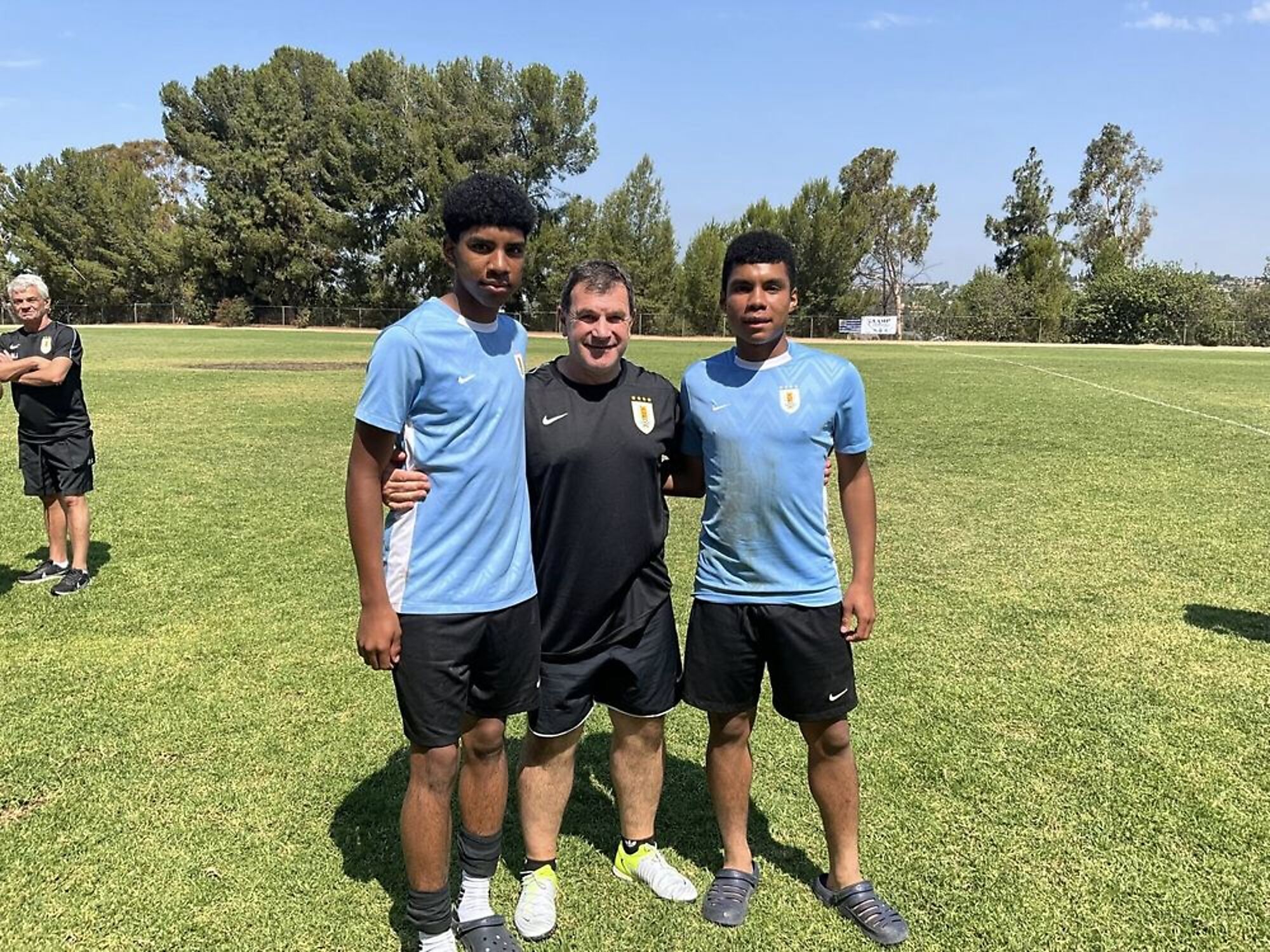 Carlos y Christian Esnal junto a Jorge Giordano en el Campamento de la AUF en California Carlos y Christian Esnal junto a Jorge Giordano en el Campamento de la AUF en California
