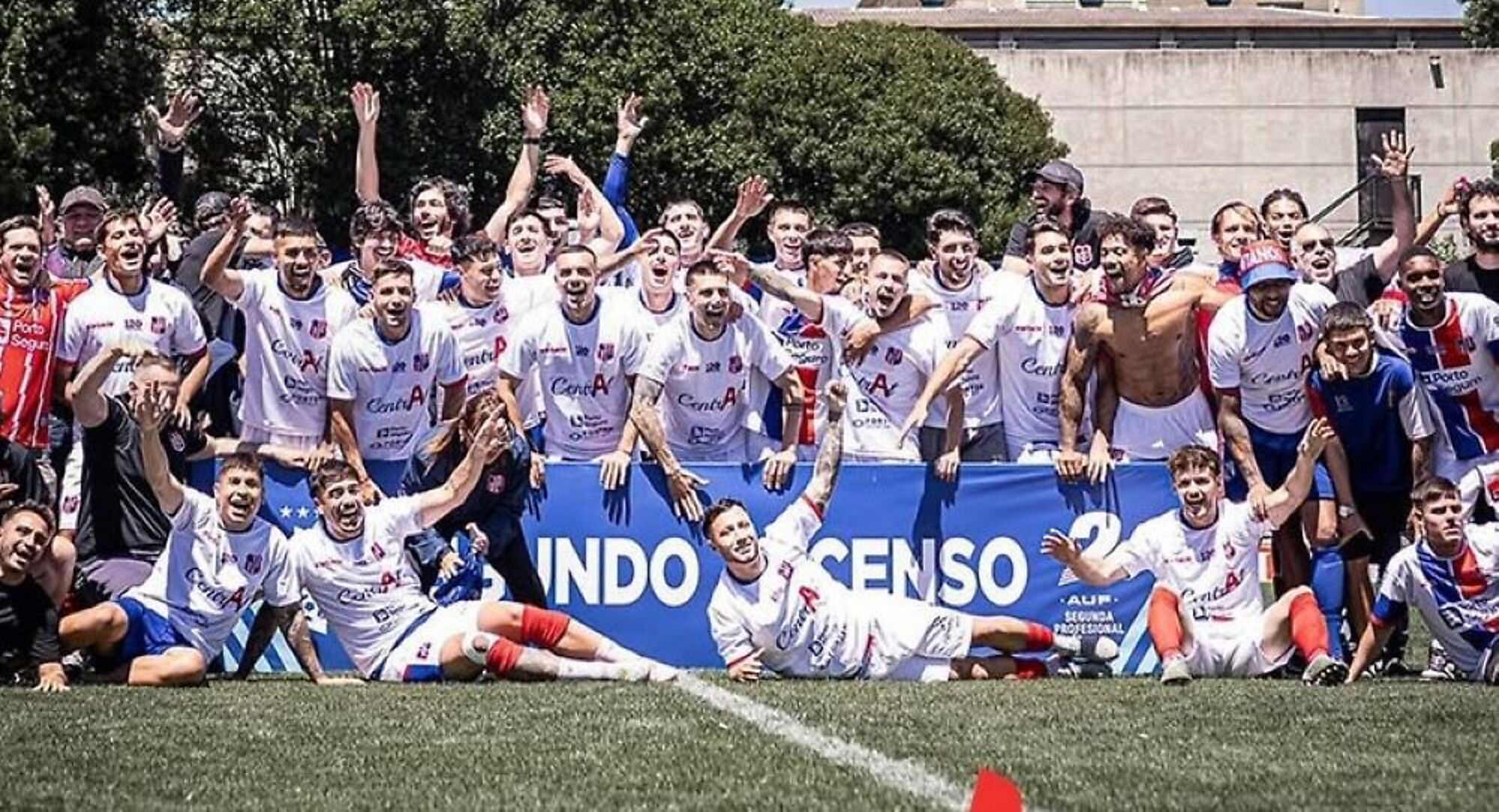 El plantel de Central Español celebró el regreso a Primera división luego de 12 años y medio El plantel de Central Español celebró el regreso a Primera división luego de 12 años y medio