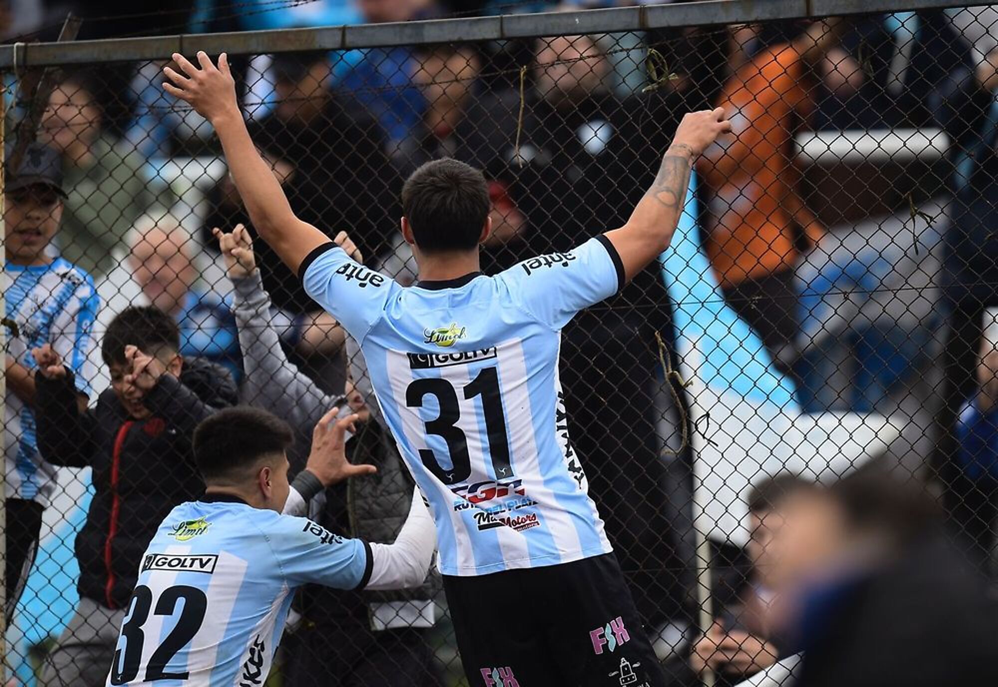 Cerro festeja su victoria a Peñarol 2-0 en el Estadio Luis Tróccoli