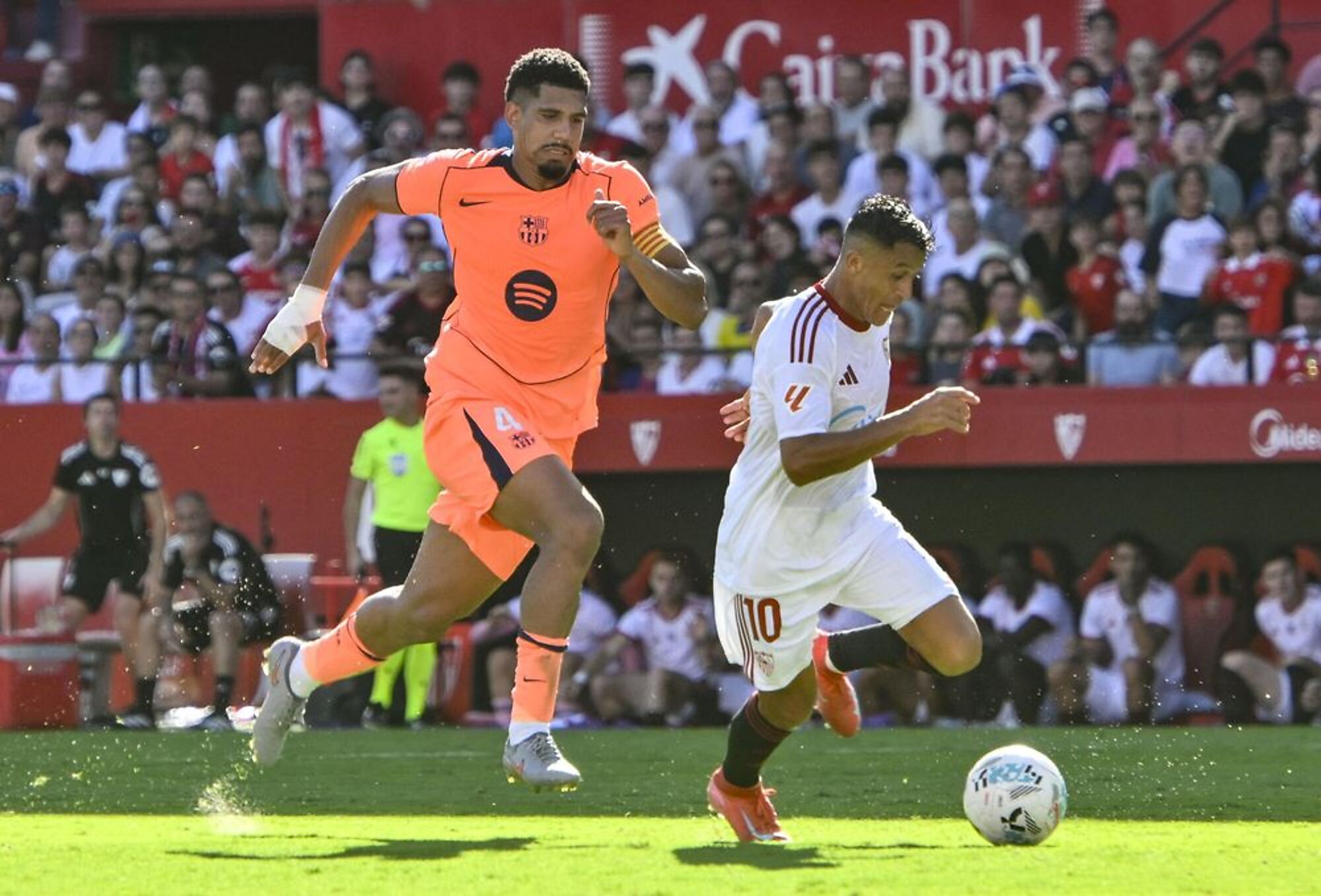 El defensa del Barcelona Ronald Araujo y el centrocampista del Sevilla Alexis Sánchez El defensa del Barcelona Ronald Araujo y el centrocampista del Sevilla Alexis Sánchez