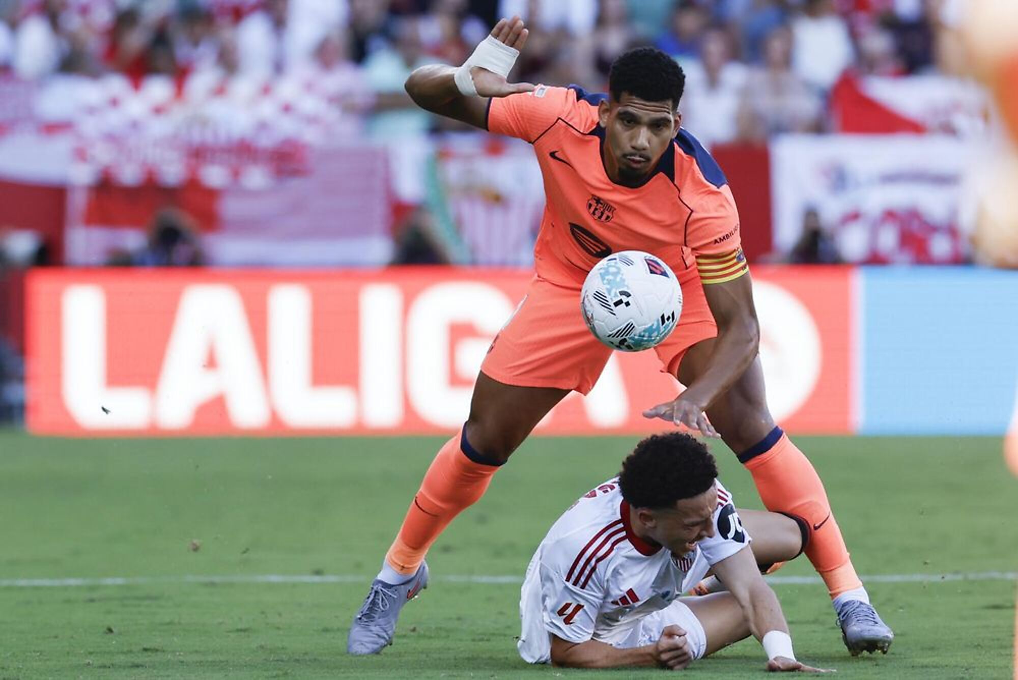 El defensa del Barcelona Ronald Araujo y el centrocampista del Sevilla Rubén Vargas El defensa del Barcelona Ronald Araujo y el centrocampista del Sevilla Rubén Vargas