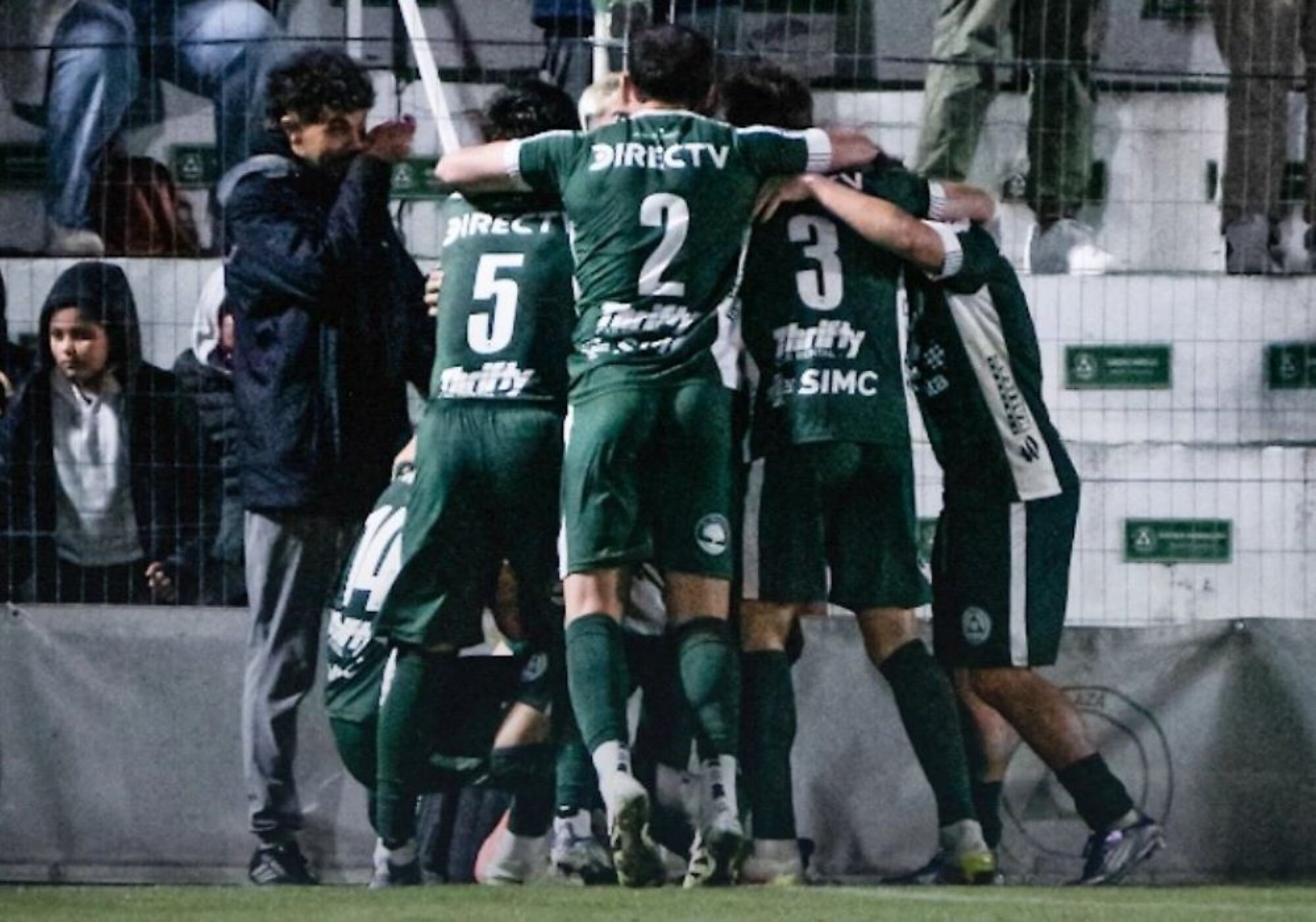 El festejo de los jugadores de Plaza Colonia por su victoria ante Albion en la Copa AUF Uruguay