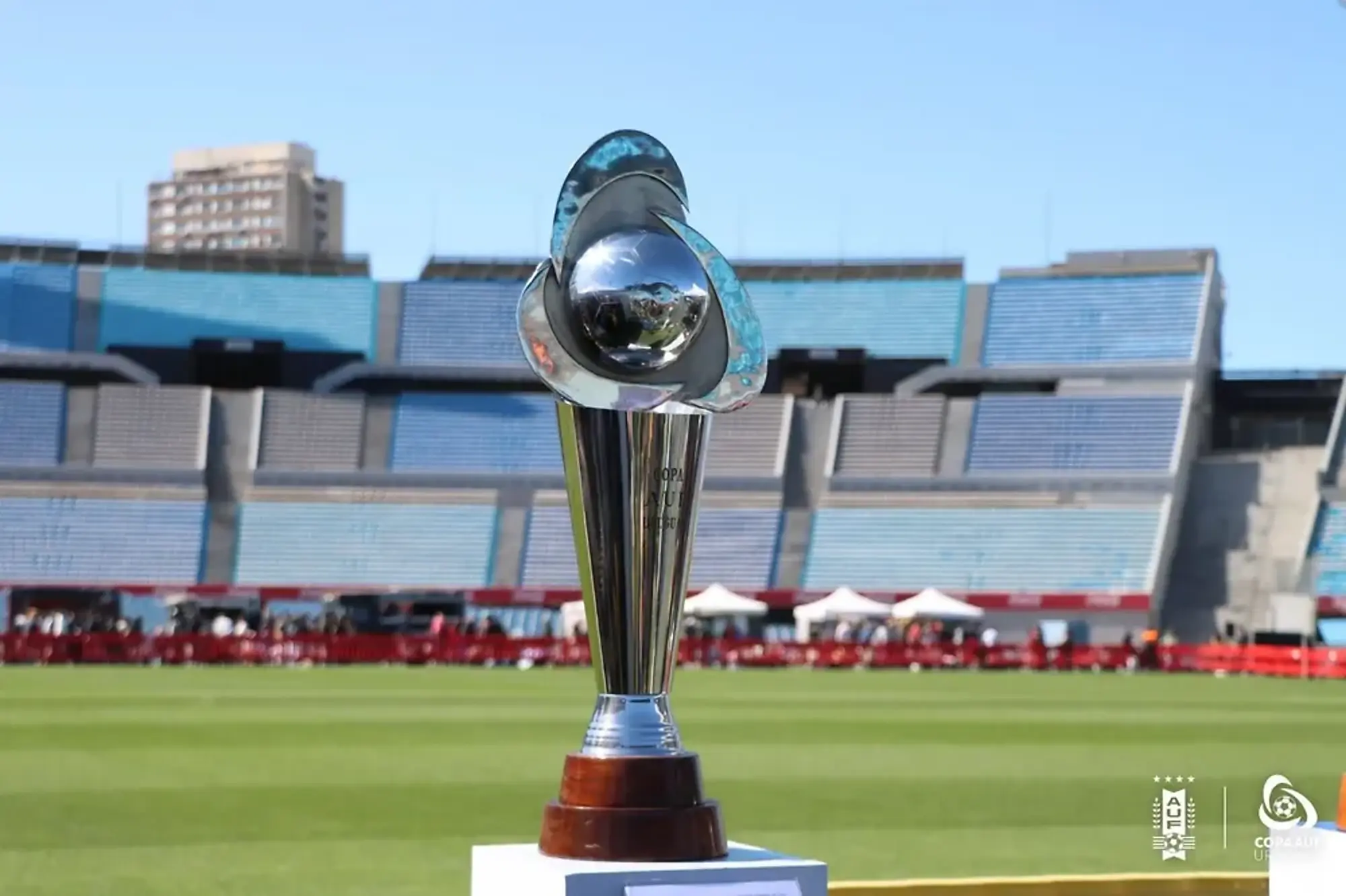 El trofeo de la Copa AUF Uruguay El trofeo de la Copa AUF Uruguay