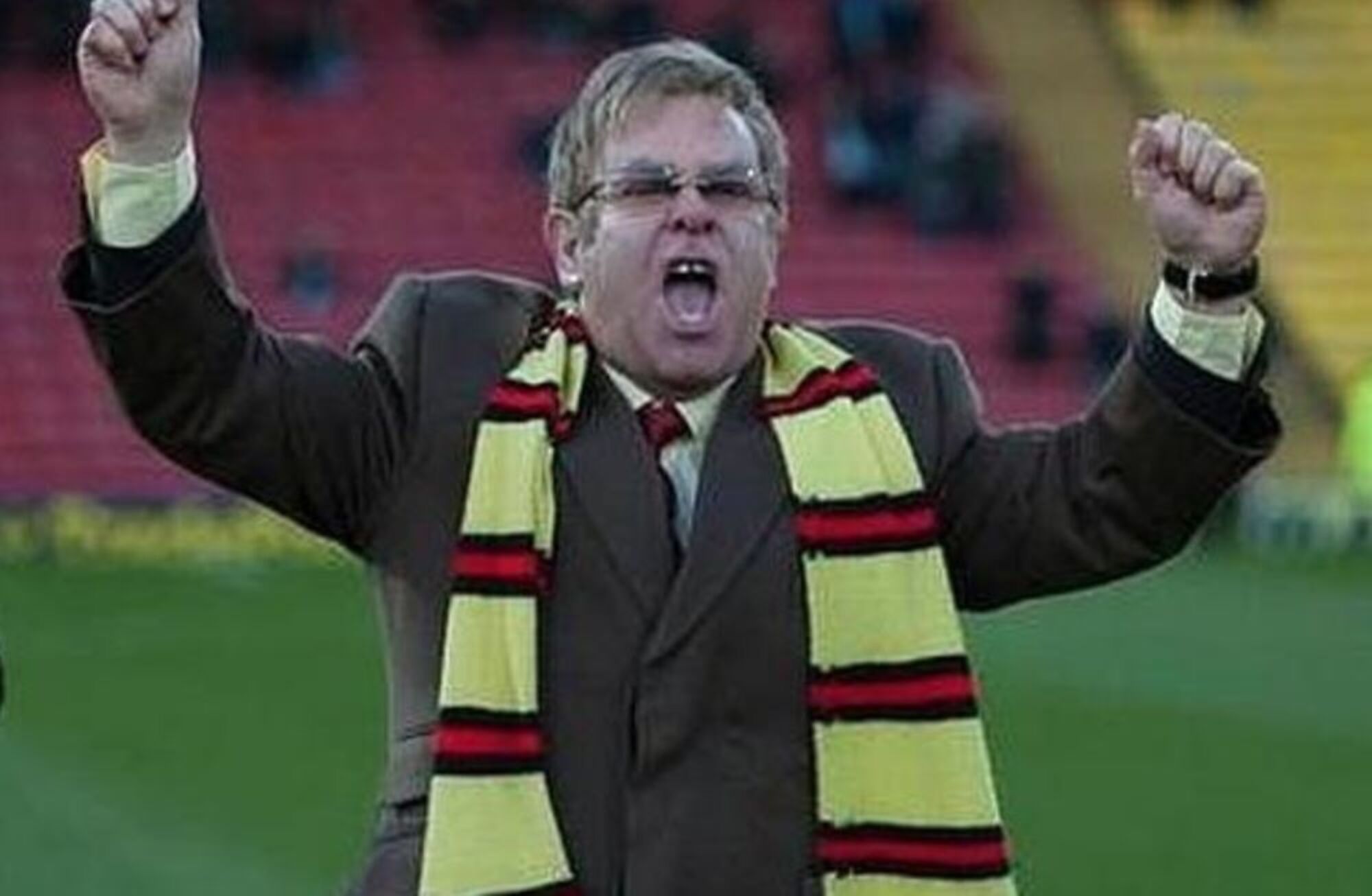 Elton John fue dueño de Watford y es un gran hincha del club inglés Elton John fue dueño de Watford y es un gran hincha del club inglés