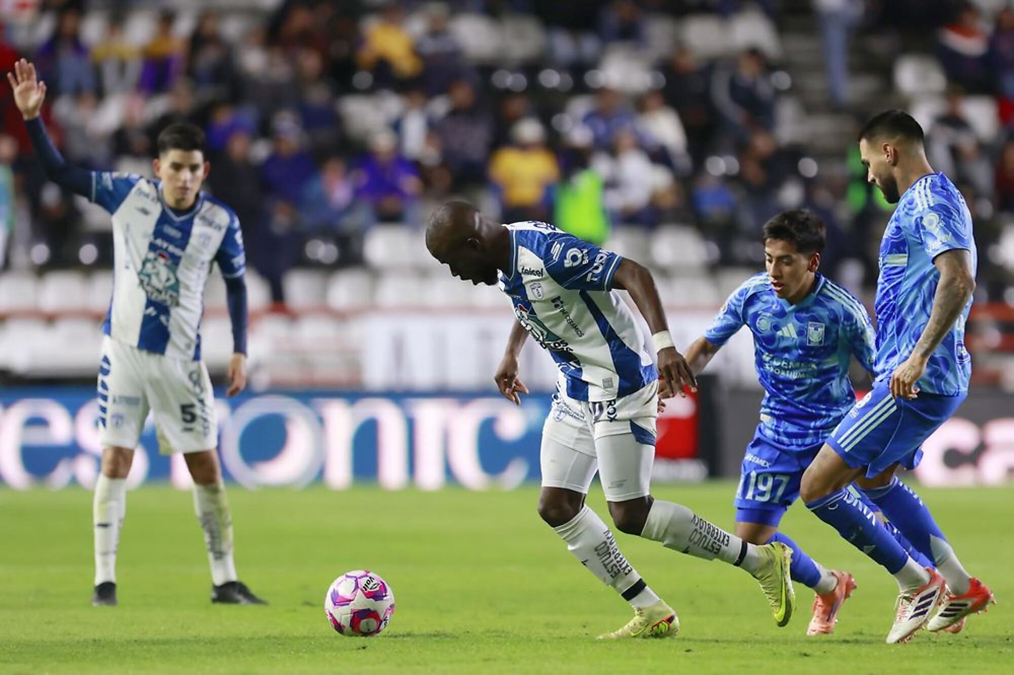 Enner Valencia de Pachuca (c) disputa el balón con Diego Alexander Sánchez (d) de Tigres Enner Valencia de Pachuca (c) disputa el balón con Diego Alexander Sánchez (d) de Tigres