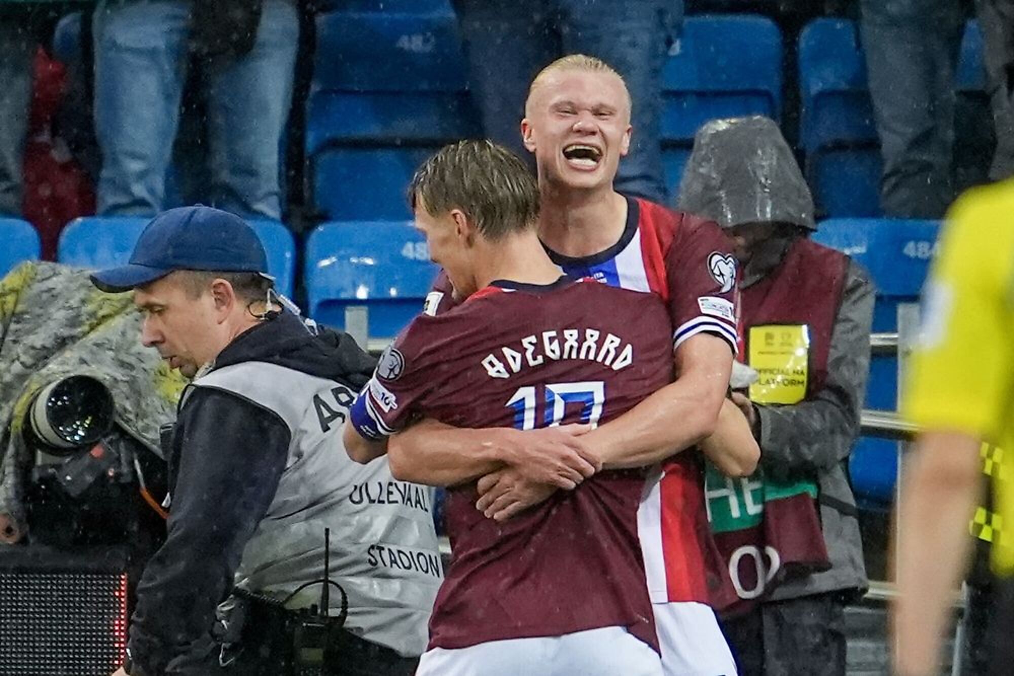 Erling Haaland y Martin Odegaard celebran el triunfo de Noruega ante Italia por Eliminatorias Erling Haaland y Martin Odegaard celebran el triunfo de Noruega ante Italia por Eliminatorias