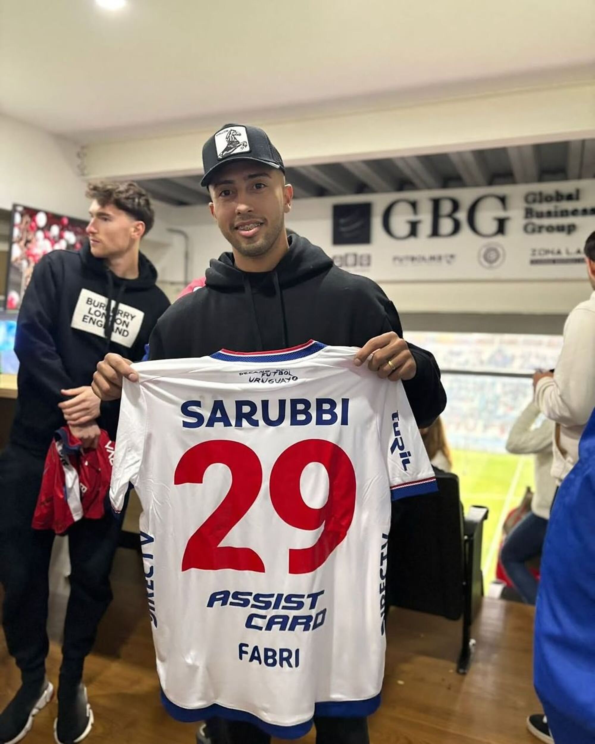Fabricio Díaz con la camiseta de Nacional en el Gran Parque Central Fabricio Díaz con la camiseta de Nacional en el Gran Parque Central