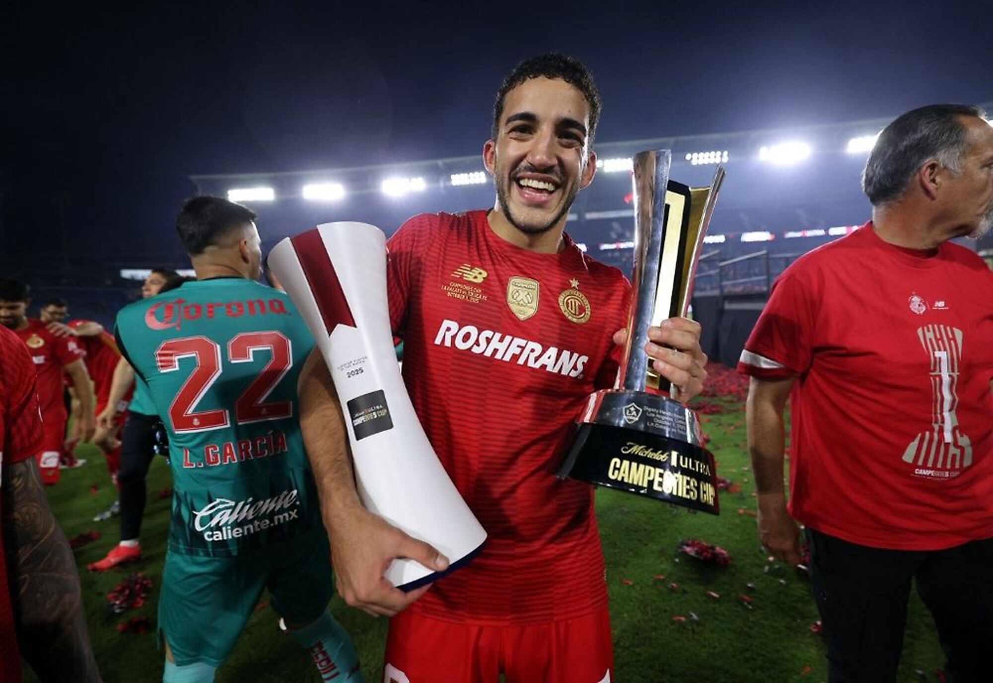 Federico Pereira con el MVP y el trofeo