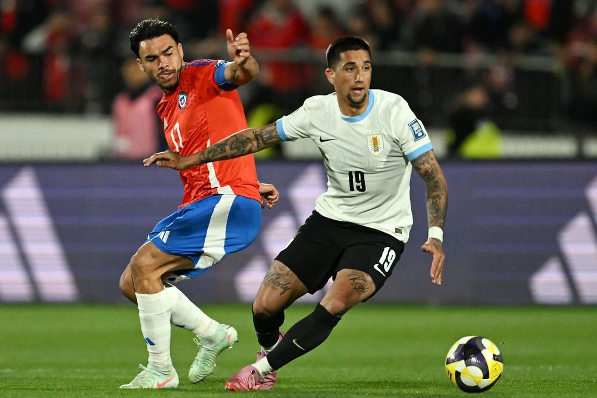 Gabriel Suazo de Chile ante Cristian Olivera de Uruguay por Eliminatorias Gabriel Suazo de Chile ante Cristian Olivera de Uruguay por Eliminatorias