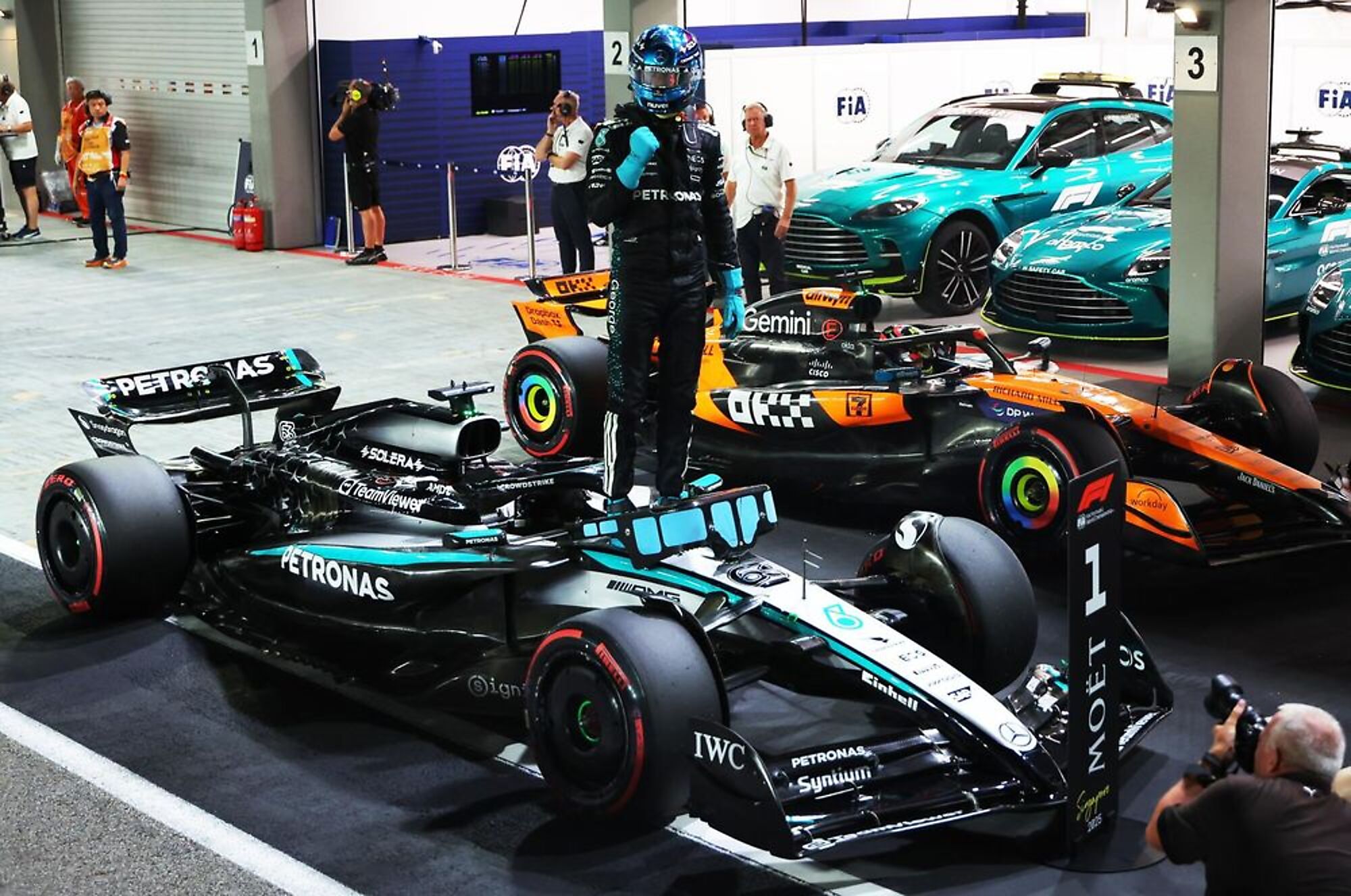 George Russell logra la pole en Singapur