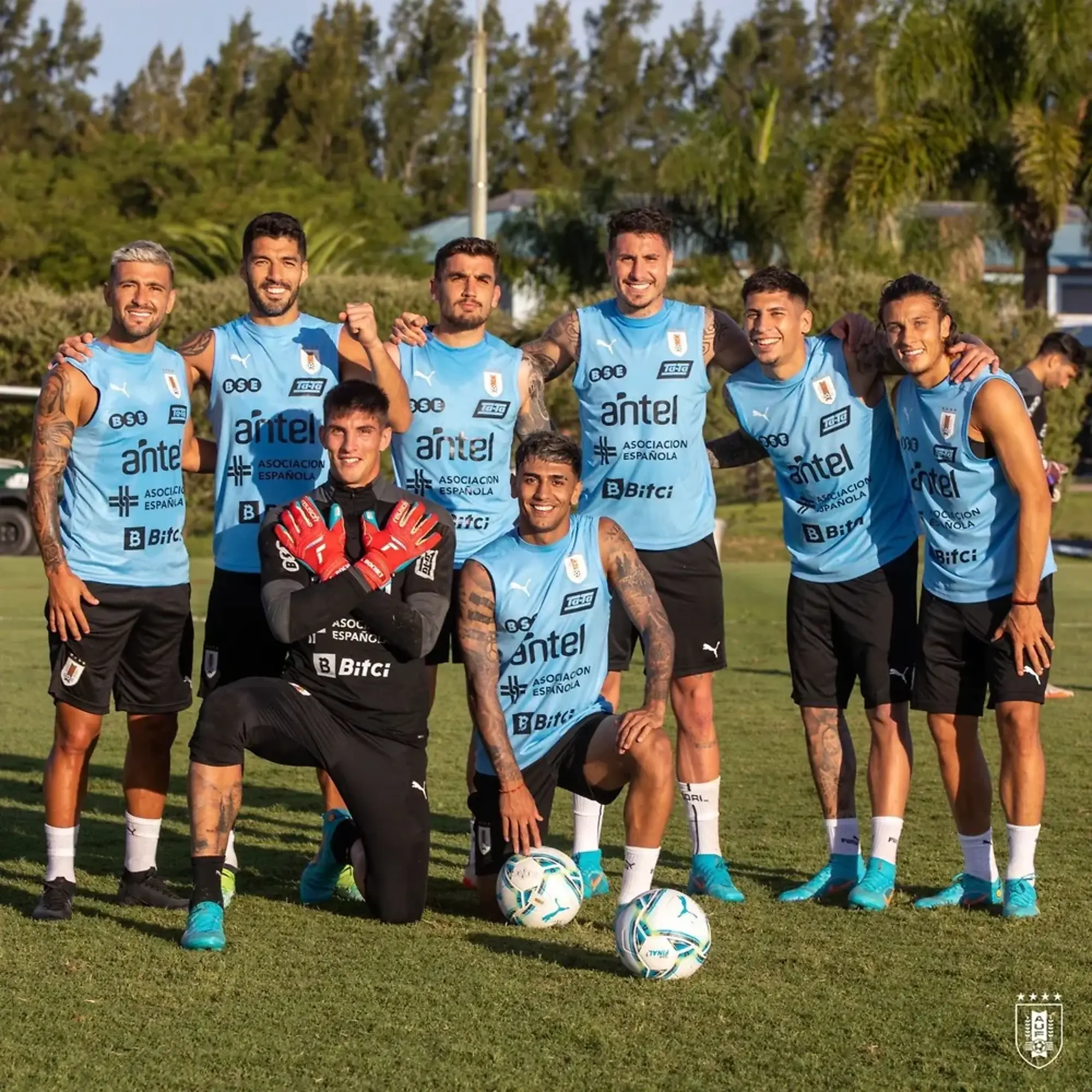 Giorgian De Arrascaeta, Luis Suárez, Mauro Arambarri, José María Giménez, Mathías Olivera, Agustín Canobbio, Sergio Rochet y Facundo Torres en la práctica de Uruguay Giorgian De Arrascaeta, Luis Suárez, Mauro Arambarri, José María Giménez, Mathías Olivera, Agustín Canobbio, Sergio Rochet y Facundo Torres en la práctica de Uruguay