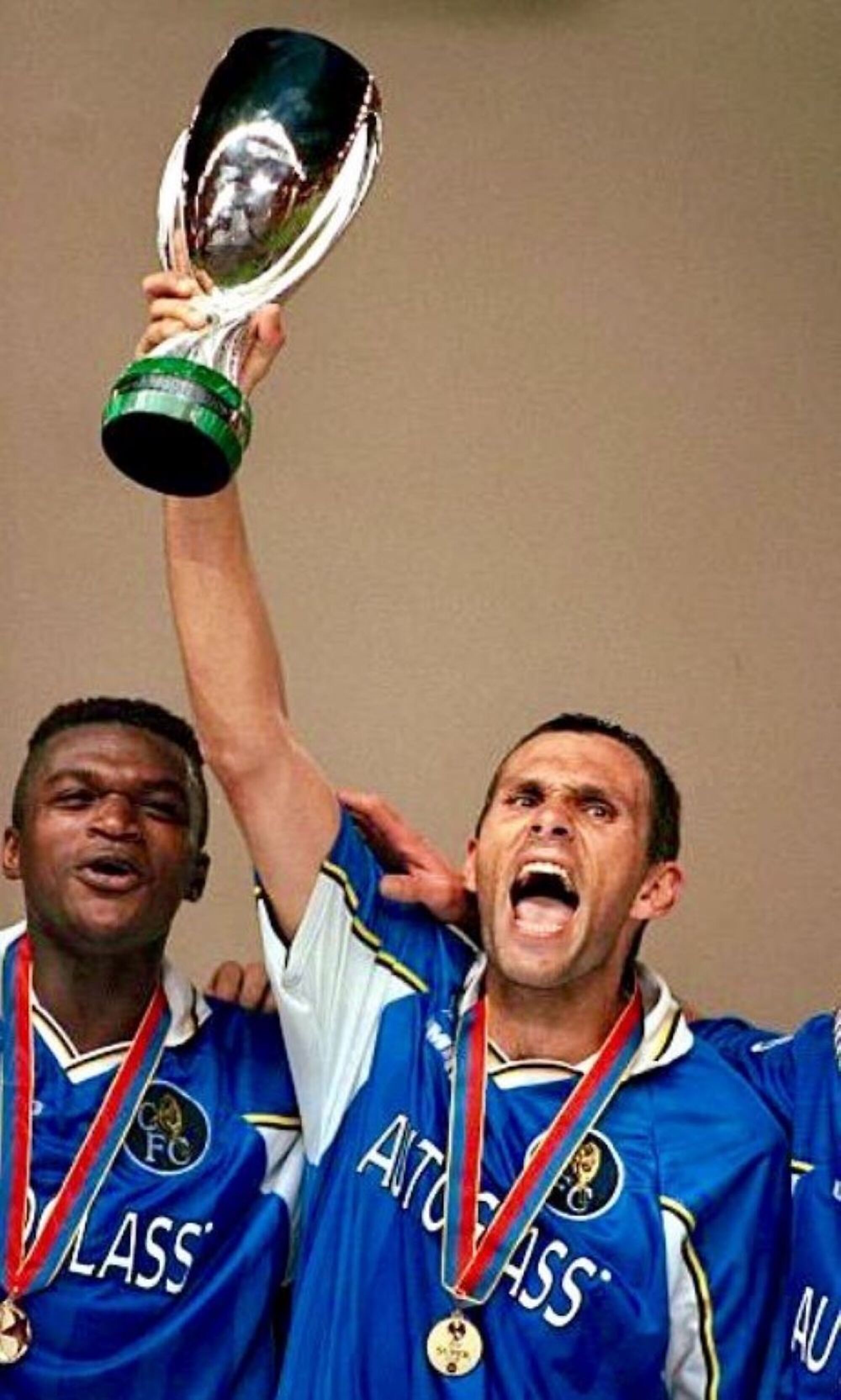 Gustavo Poyet celebra el título de la Supercopa Europea ganado con Chelsea ante Real Madrid con un gol suyo; a su lado, Marcel Desailly, campeón del mundo con Francia en 1998 Gustavo Poyet celebra el título de la Supercopa Europea ganado con Chelsea ante Real Madrid con un gol suyo; a su lado, Marcel Desailly, campeón del mundo con Francia en 1998