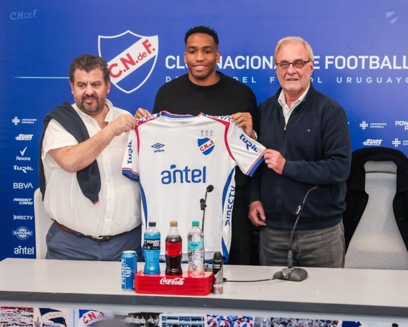 Hayen Palacios en su llegada a Nacional junto a Flavio Perchman y Ricardo Vairo