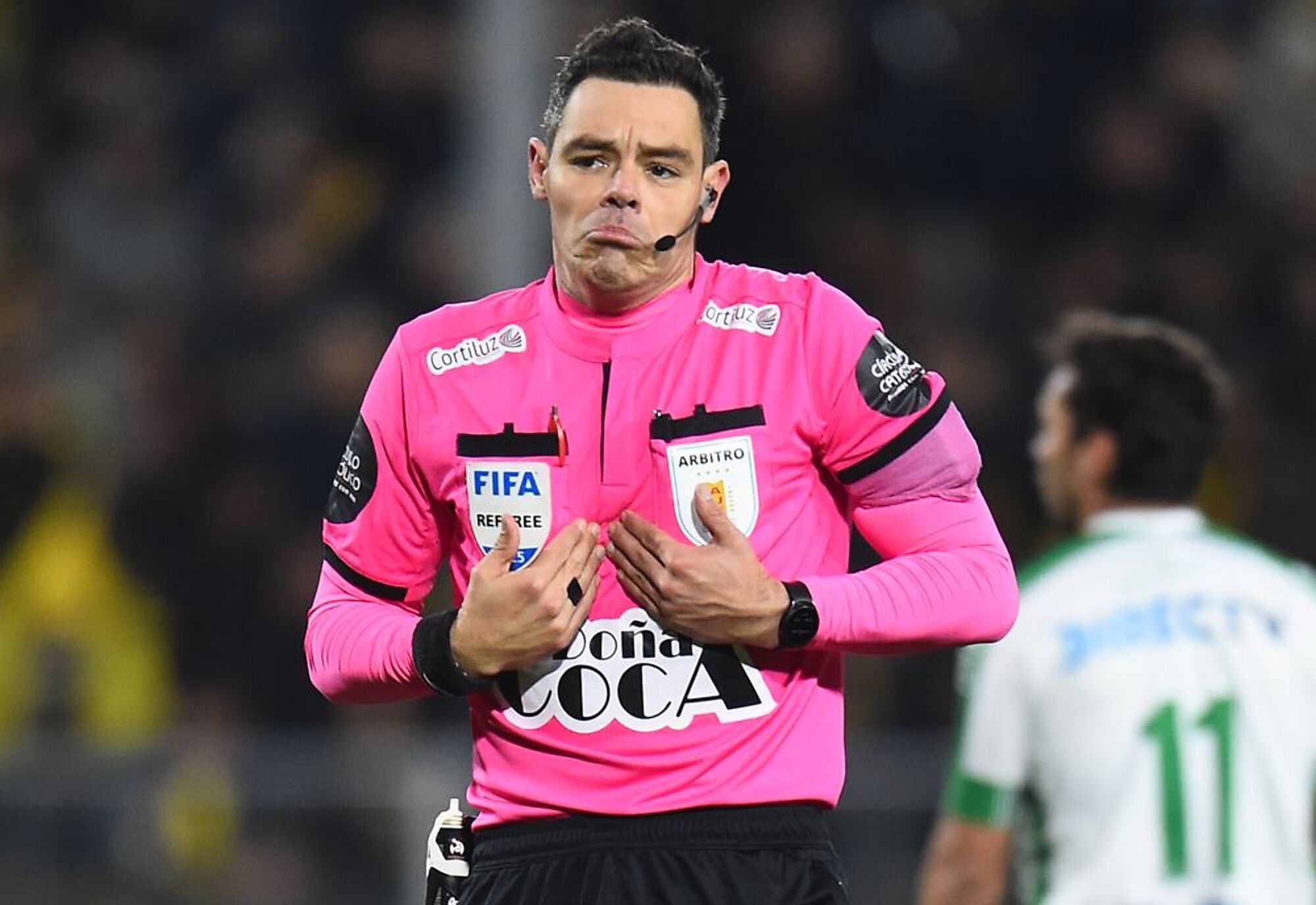 Hernán Heras no vio un penal para Plaza, pero fue llamado por el VAR y lo sancionó