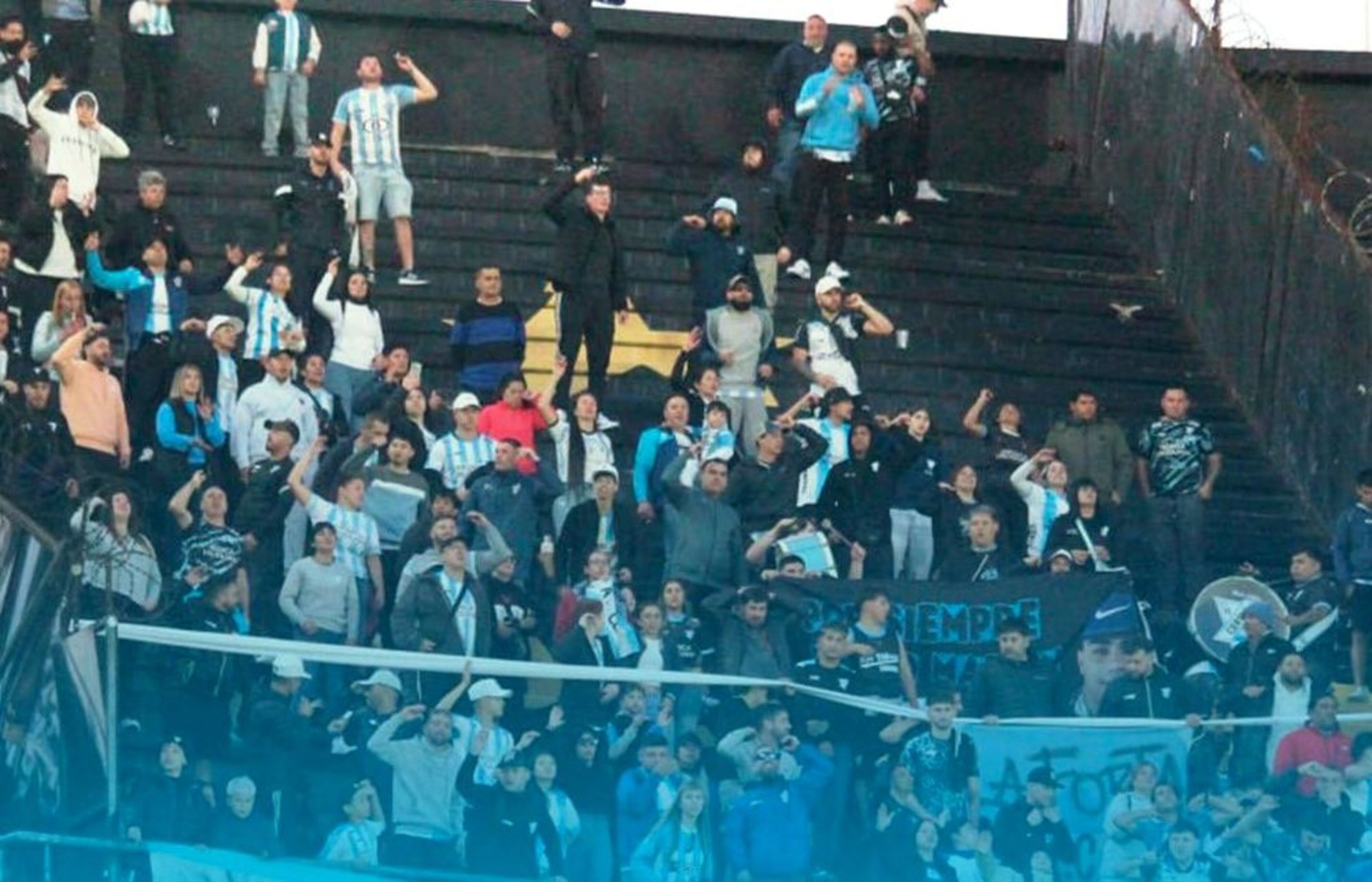 Hinchada de Cerro en el Campeón del Siglo