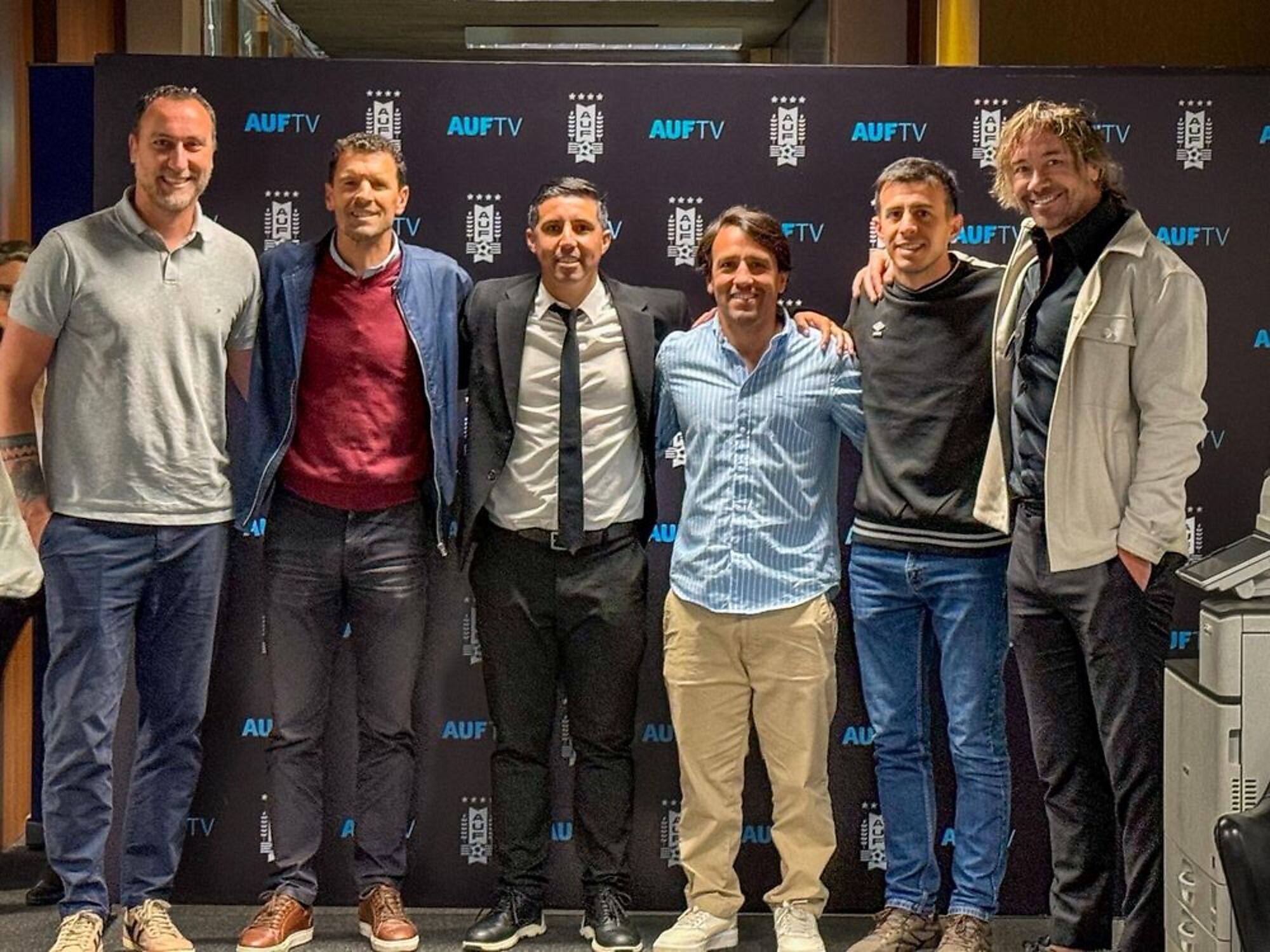Michael Etulain, Diego Scotti, Matías Pérez, Sergio Pérez, Mitchell Duarte y Diego Lugano, antes de la reunión