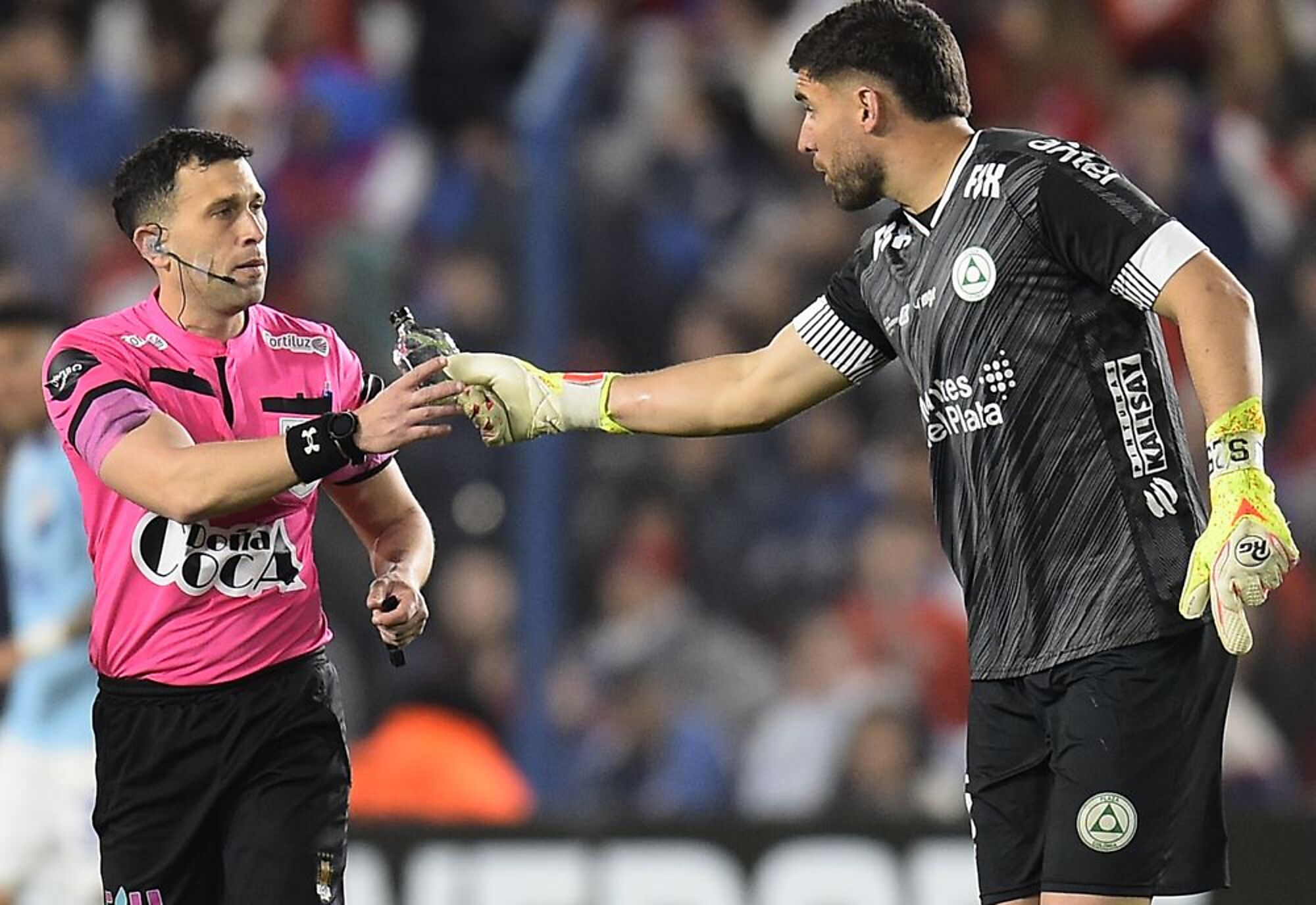 Joaquín Silva, golero de Plaza Colonia, le entrega la petaca a Santiago Motta en el partido contra Nacional por Copa AUF Uruguay