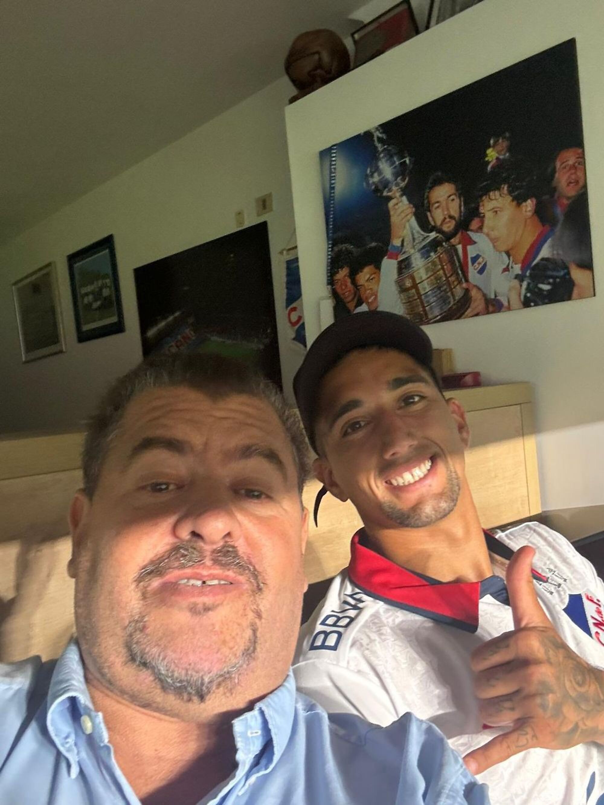 Kike Olivera junto a Flavio Perchman viendo el partido Nacional-Olimpia en un palco del Gran Parque Central Kike Olivera junto a Flavio Perchman viendo el partido Nacional-Olimpia en un palco del Gran Parque Central
