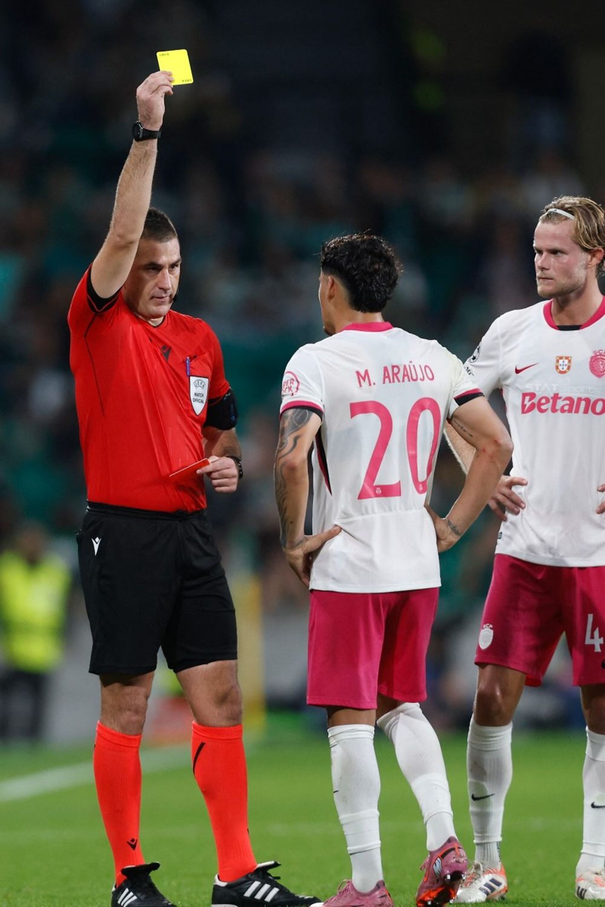 La amarilla a Maxi Araújo del juez Rade Obrenovic 
