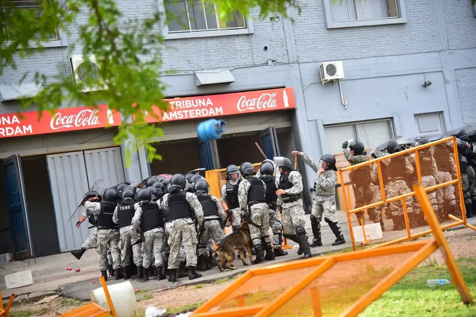 La garrafa fue lanzada desde la parte más alta de la Amsterdam y golpeó a un policía La garrafa fue lanzada desde la parte más alta de la Amsterdam y golpeó a un policía