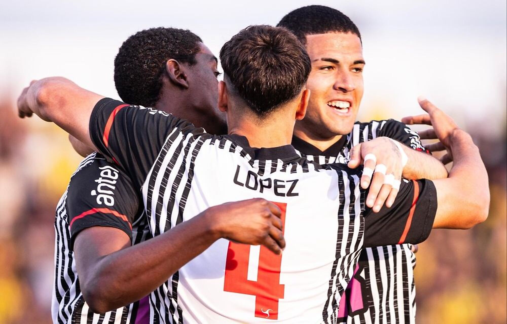 Los jugadores de Miramar Misiones celebran el 1-0 ante Peñarol por el Torneo Clausura