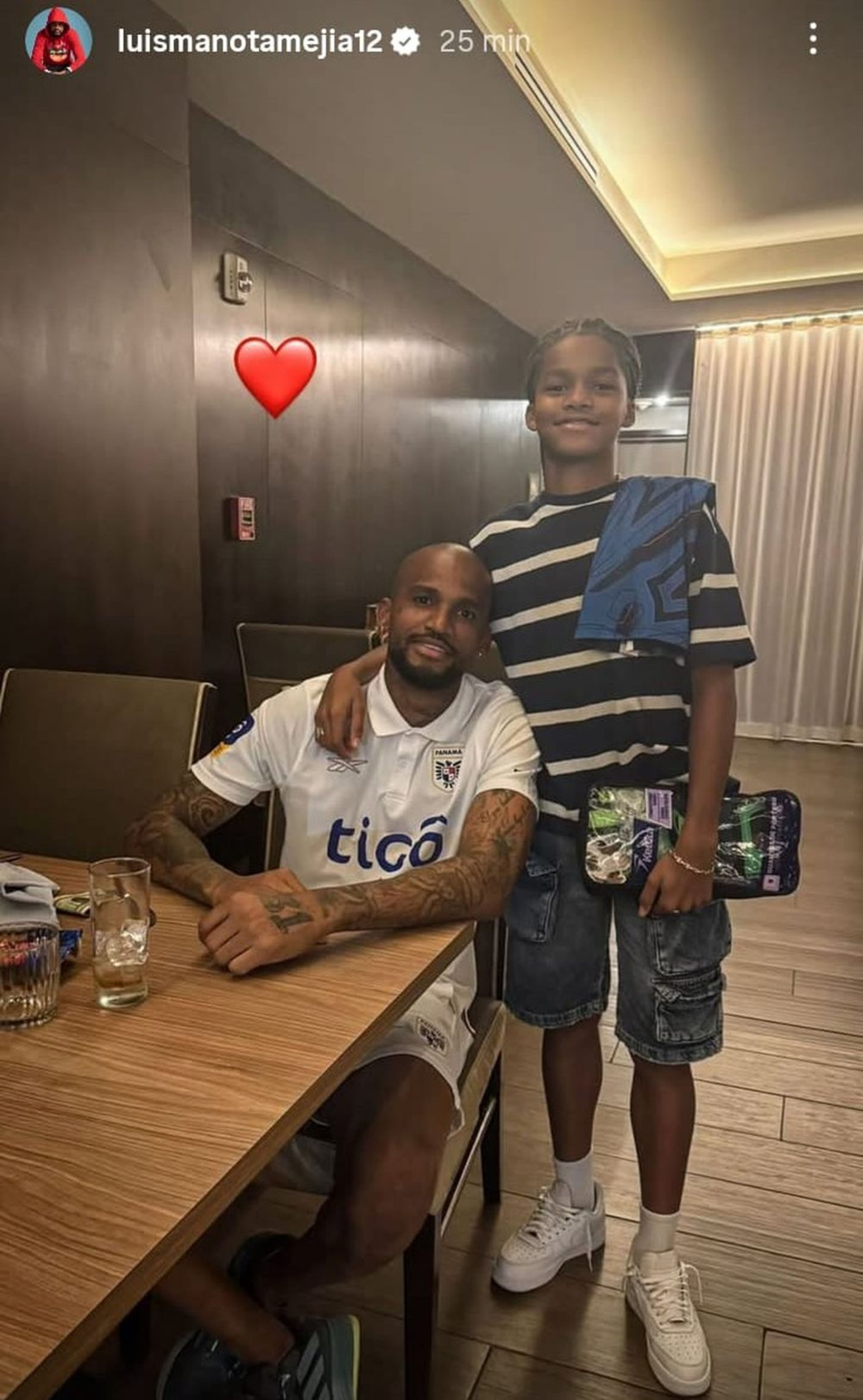 Luis Mejía junto a su hijo en Panamá Luis Mejía junto a su hijo en Panamá