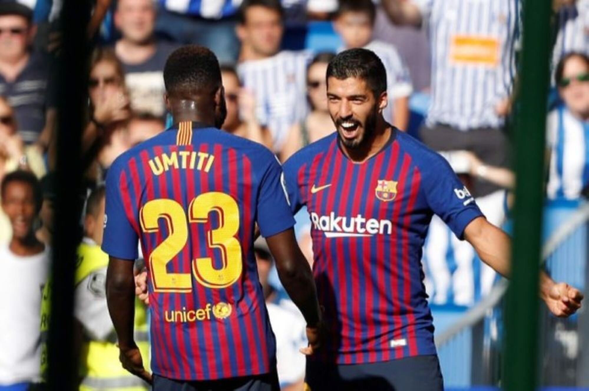 Luis Suárez celebra un gol para Barcelona y Samuel Umtiti lo celebra junto a él Luis Suárez celebra un gol para Barcelona y Samuel Umtiti lo celebra junto a él