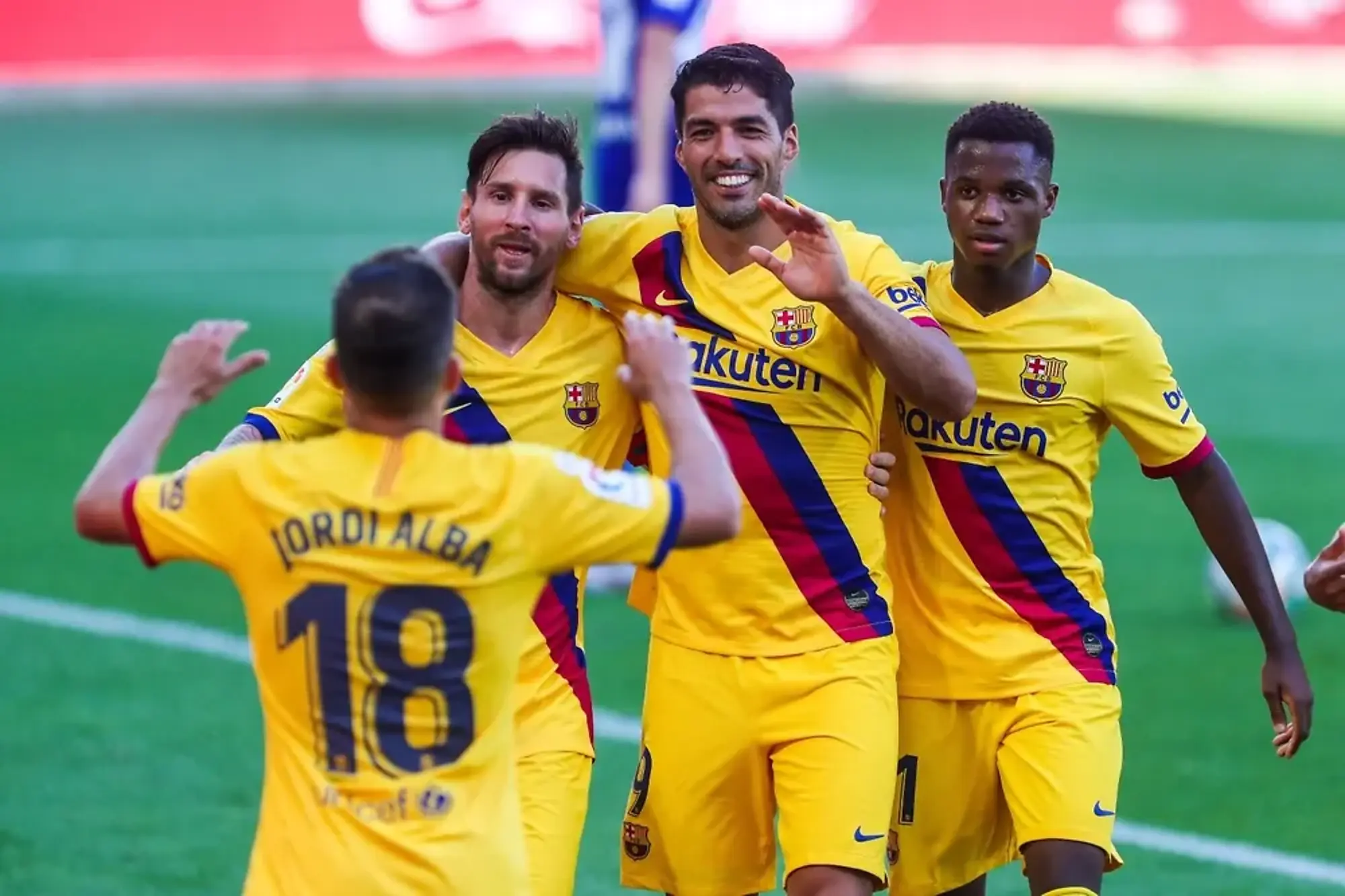 Luis Suárez junto a Lionel Messi y Jordi Alba, entre otros, cuando defendía a Barcelona