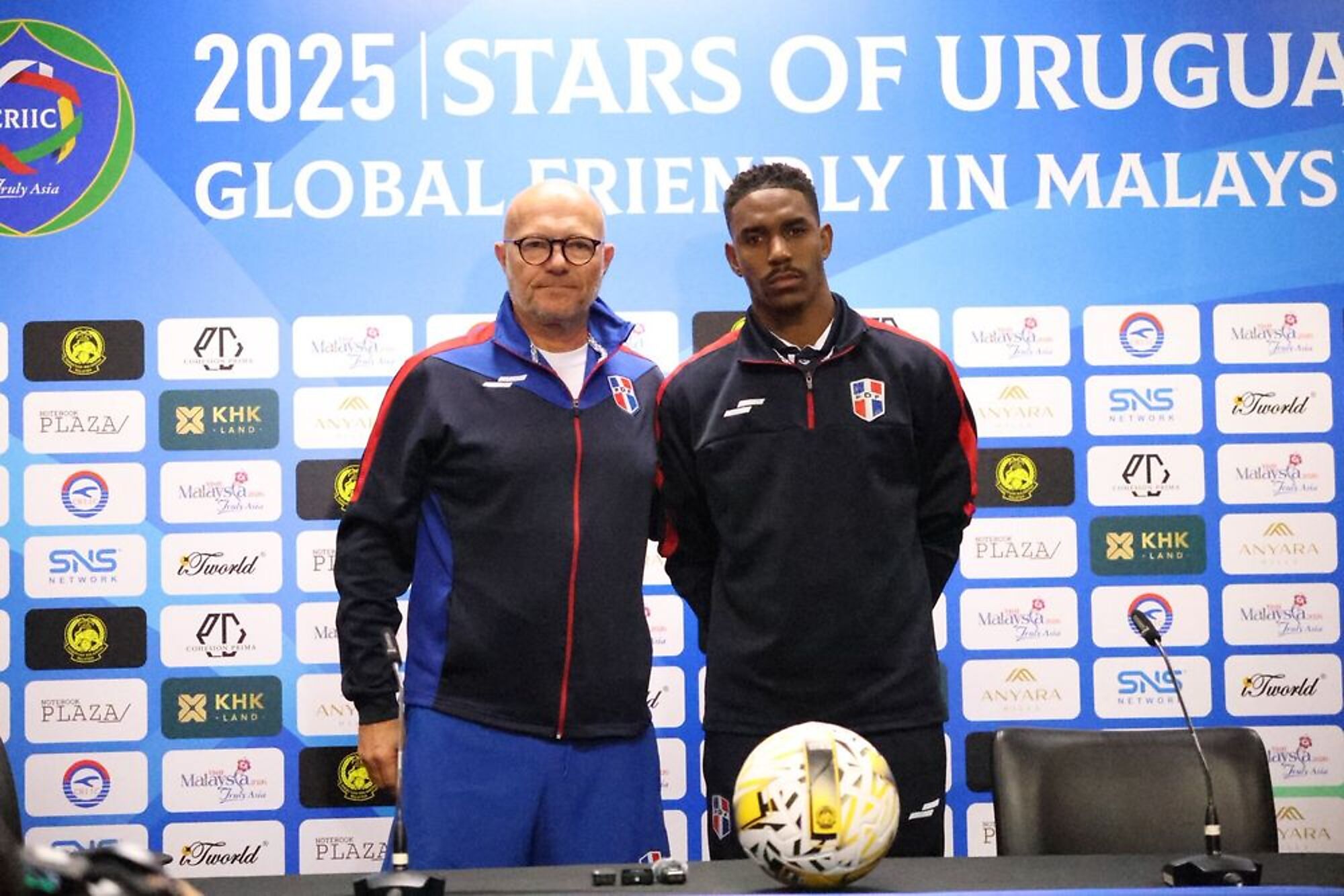 Marcelo Neveleff, DT de la Selección Dominicana, y Junior Firpo Marcelo Neveleff, DT de la Selección Dominicana, y Junior Firpo