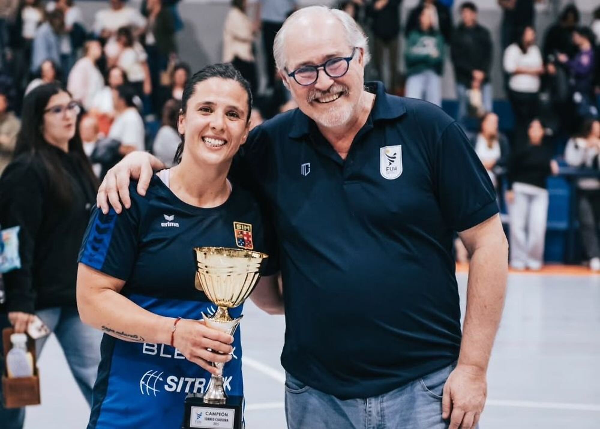 Mariana Gómez y Gustavo Modernell, el presidente de la Federación