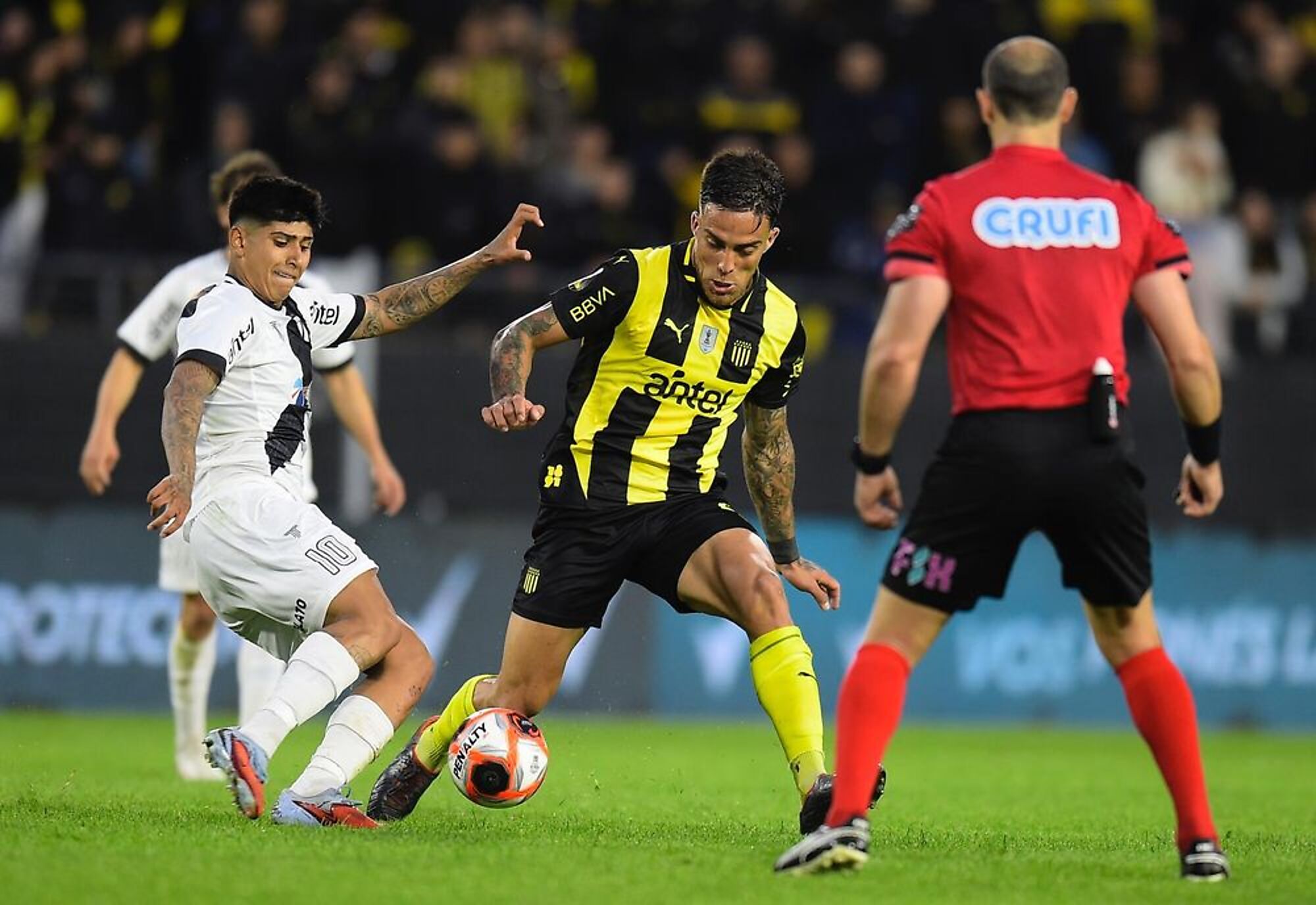 Mateo Peralta de Danubio ante Javier Méndez de Peñarol por el Torneo Clausura
