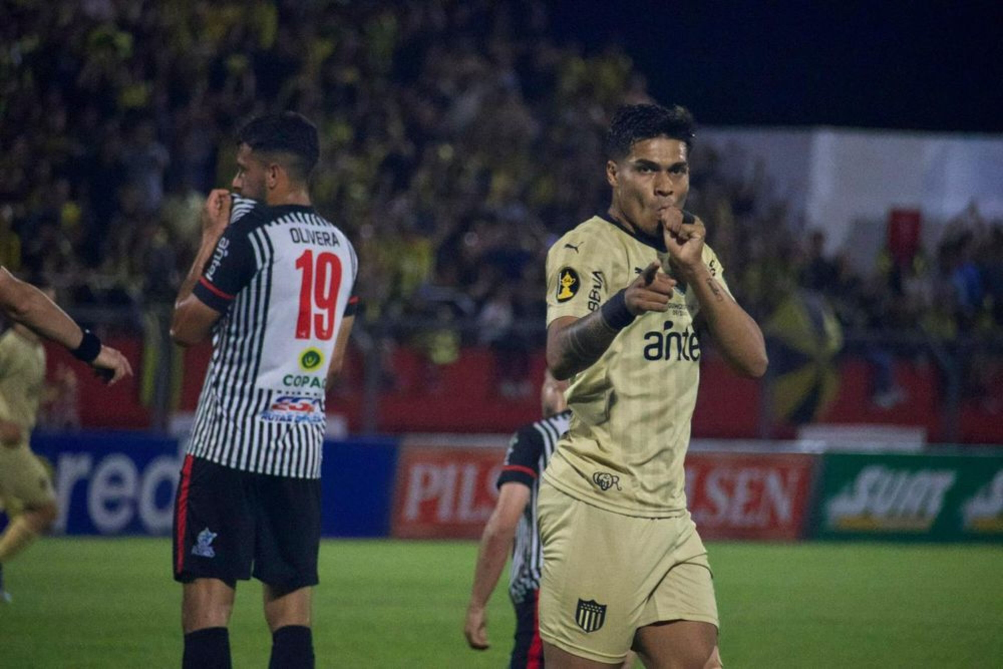 Matías Arezo de Peñarol celebra su gol ante Miramar Misiones por el Torneo Clausura Matías Arezo de Peñarol celebra su gol ante Miramar Misiones por el Torneo Clausura
