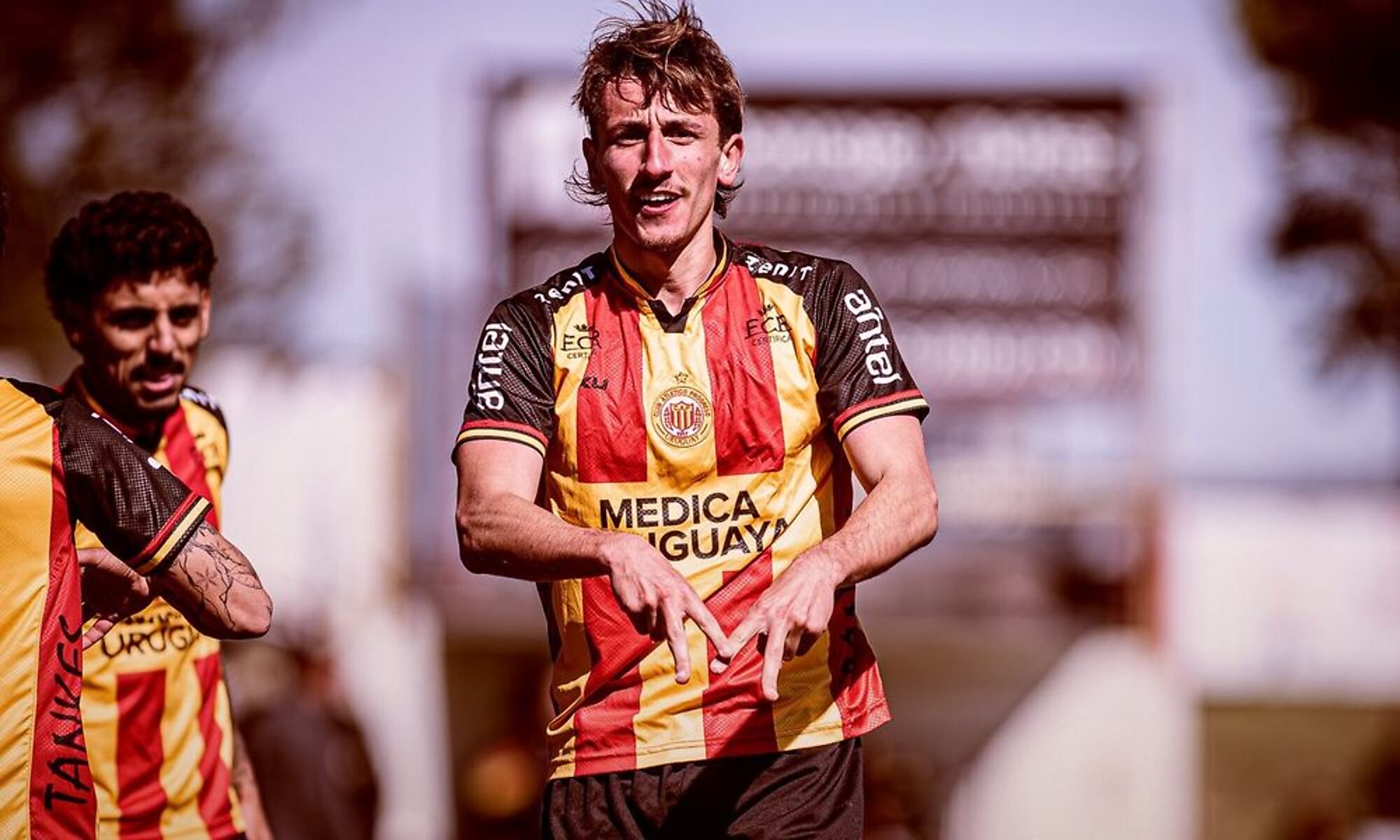 Matteo Copelotti celebra su gol para Progreso ante Danubio por el Torneo Clausura