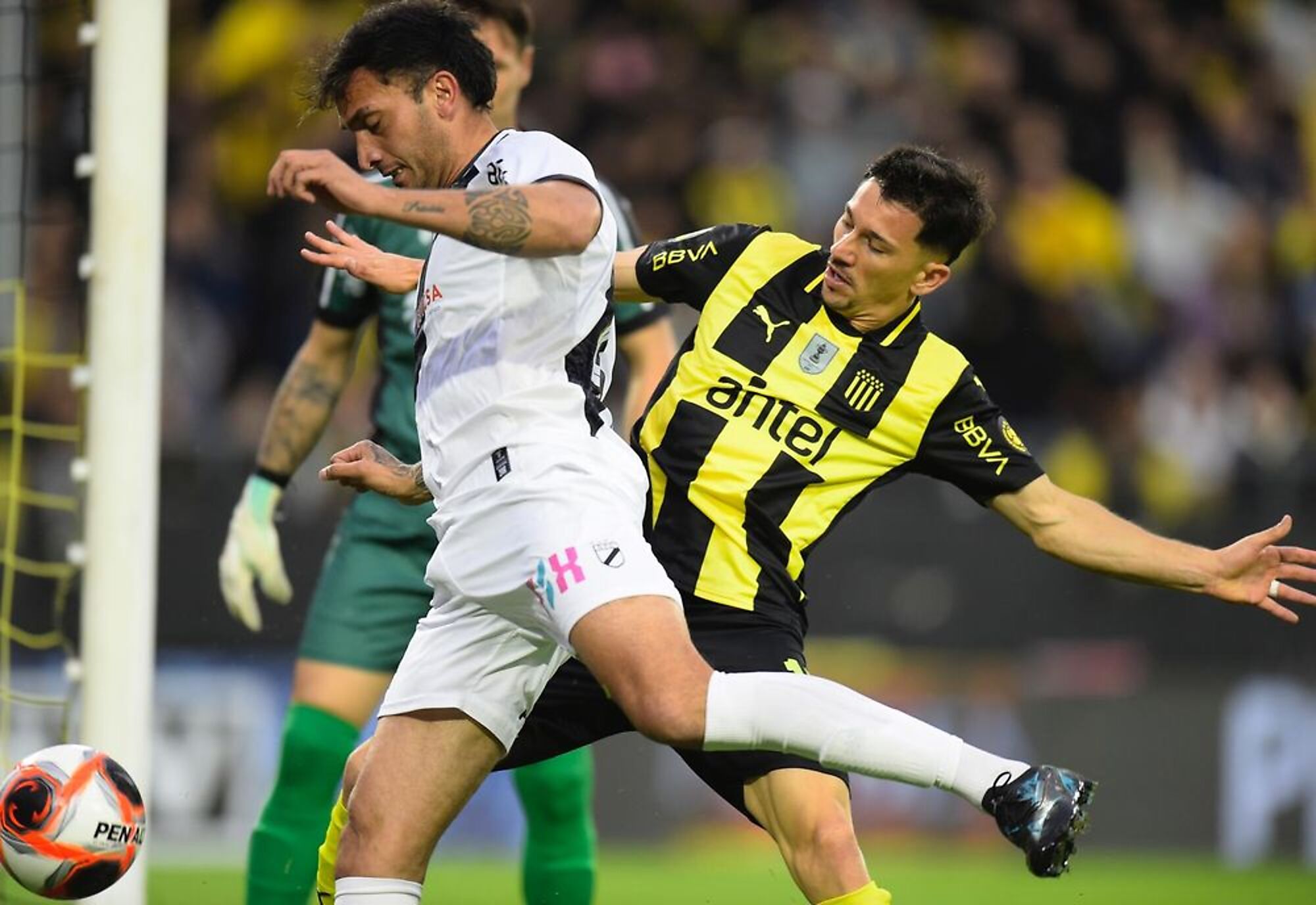 Maximiliano Silvera de Peñarol ante Danubio por el Torneo Clausura