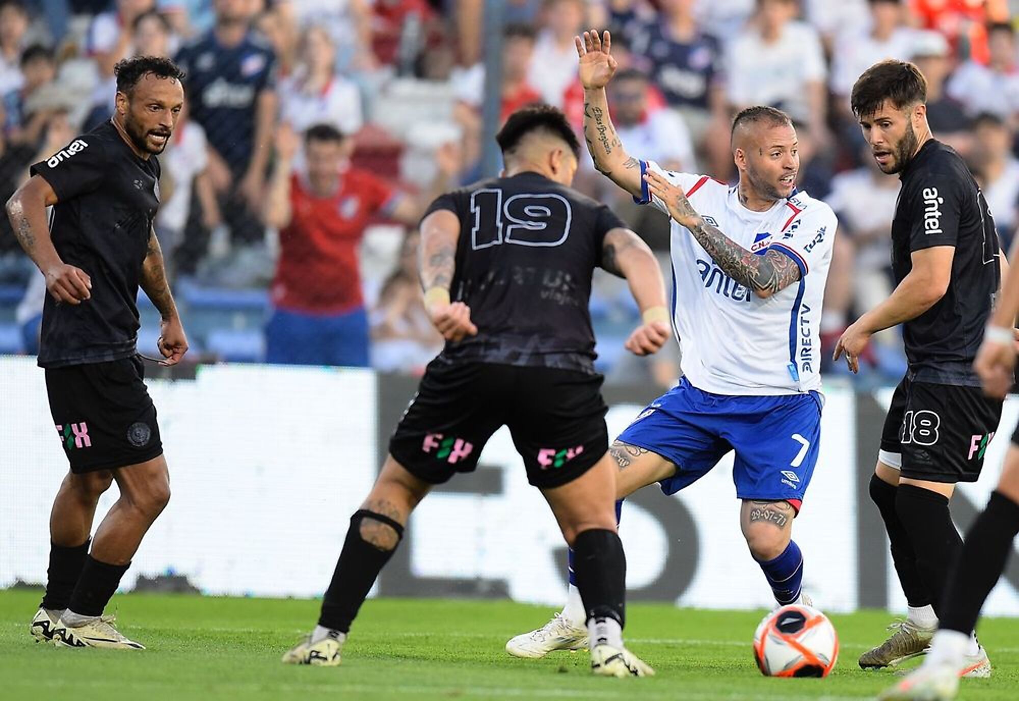 Nicolás López ante Cerro Largo FC Nicolás López ante Cerro Largo FC