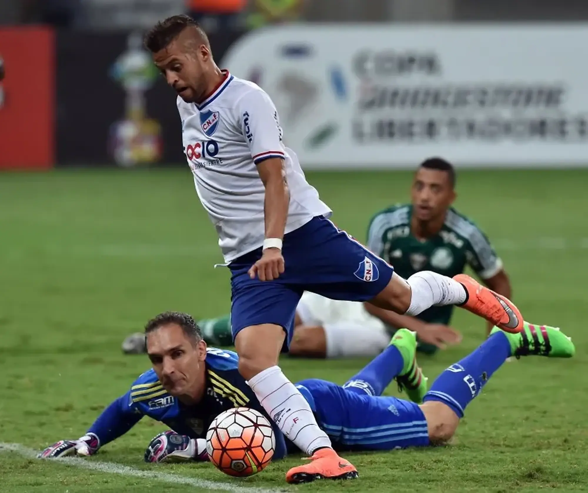 El Diente L&oacute;pez a punto de anotar uno de los dos goles que le convirti&oacute; a Palmeiras en la Copa Libertadores 2016