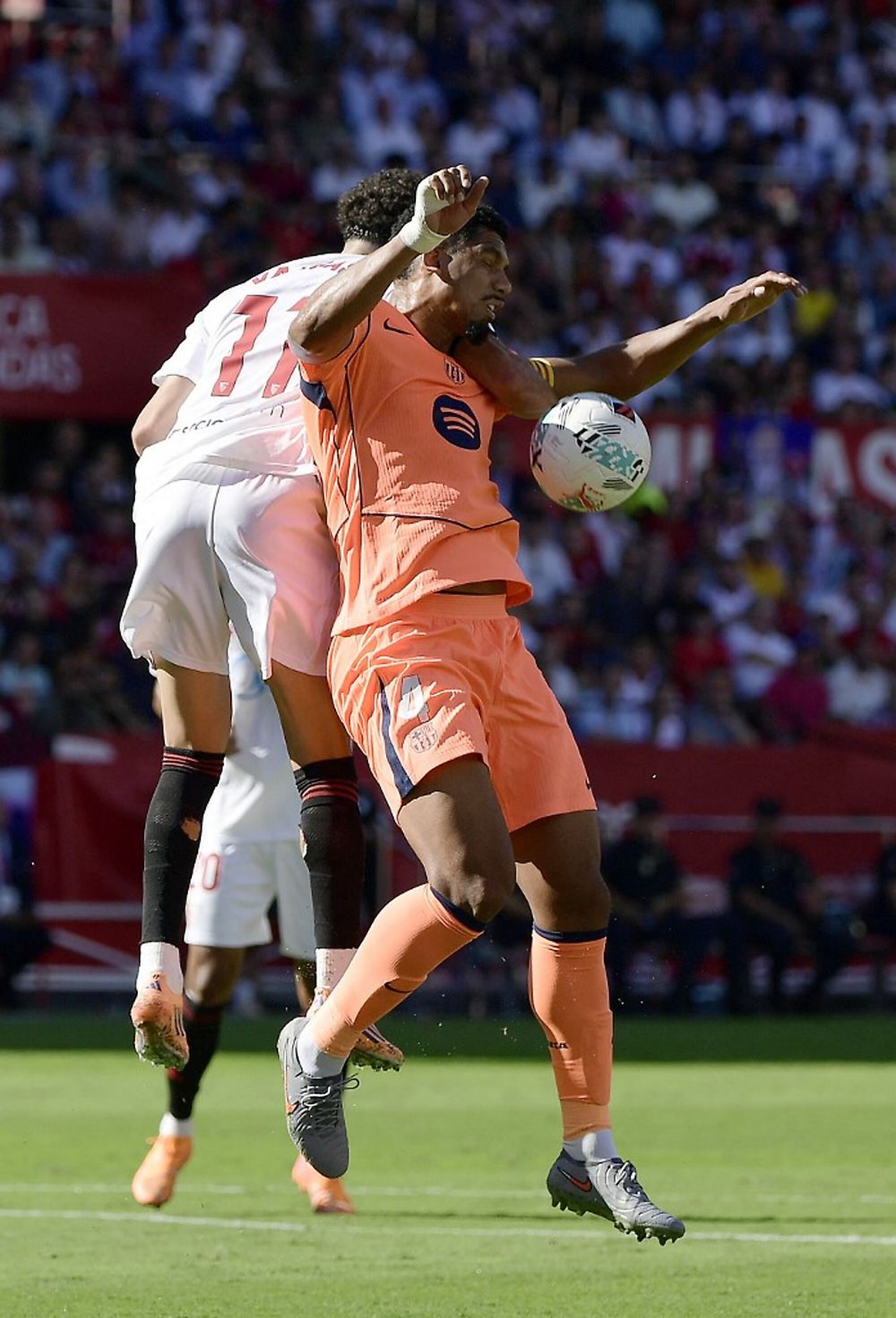 Ruben Vargas y Ronald Araujo Ruben Vargas y Ronald Araujo