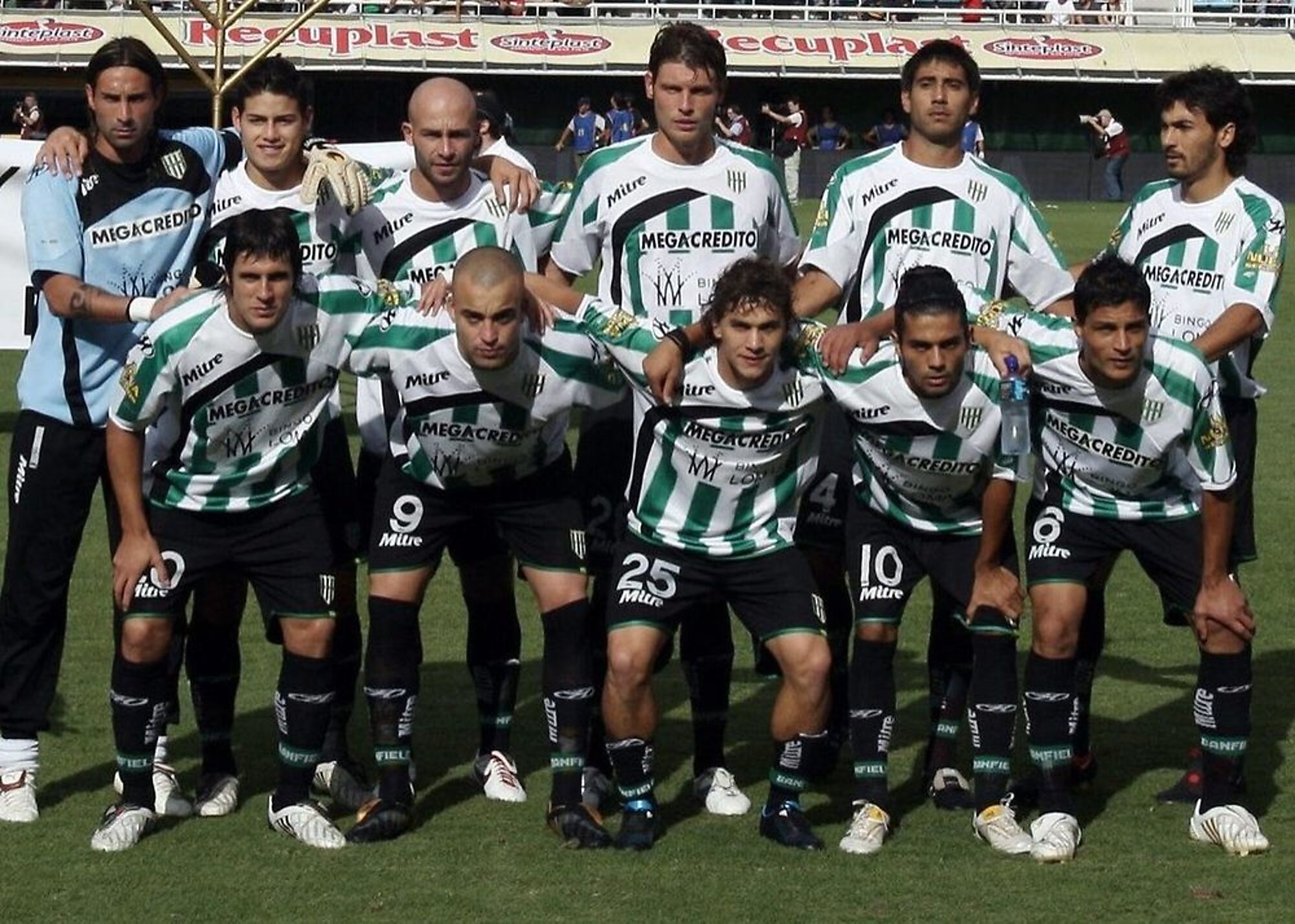Sebastián Fernández celebrando un gol para Banfield de Argentina, con el que fue campeón Sebastián Fernández celebrando un gol para Banfield de Argentina, con el que fue campeón