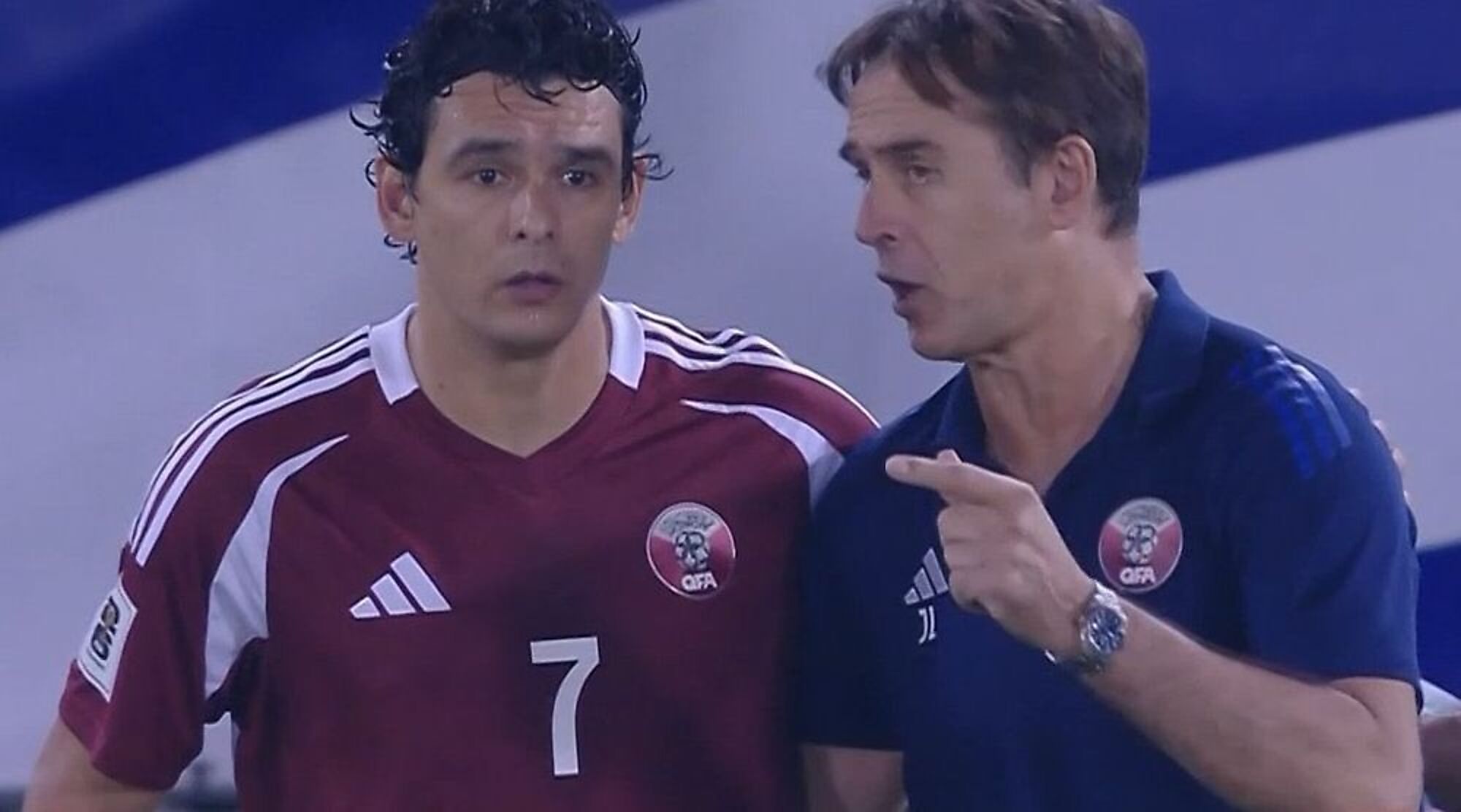 Sebastián Soria recibe instrucciones de su técnico de Qatar, el español Julen Lopetegui, para ingresar por las Eliminatorias asiáticas